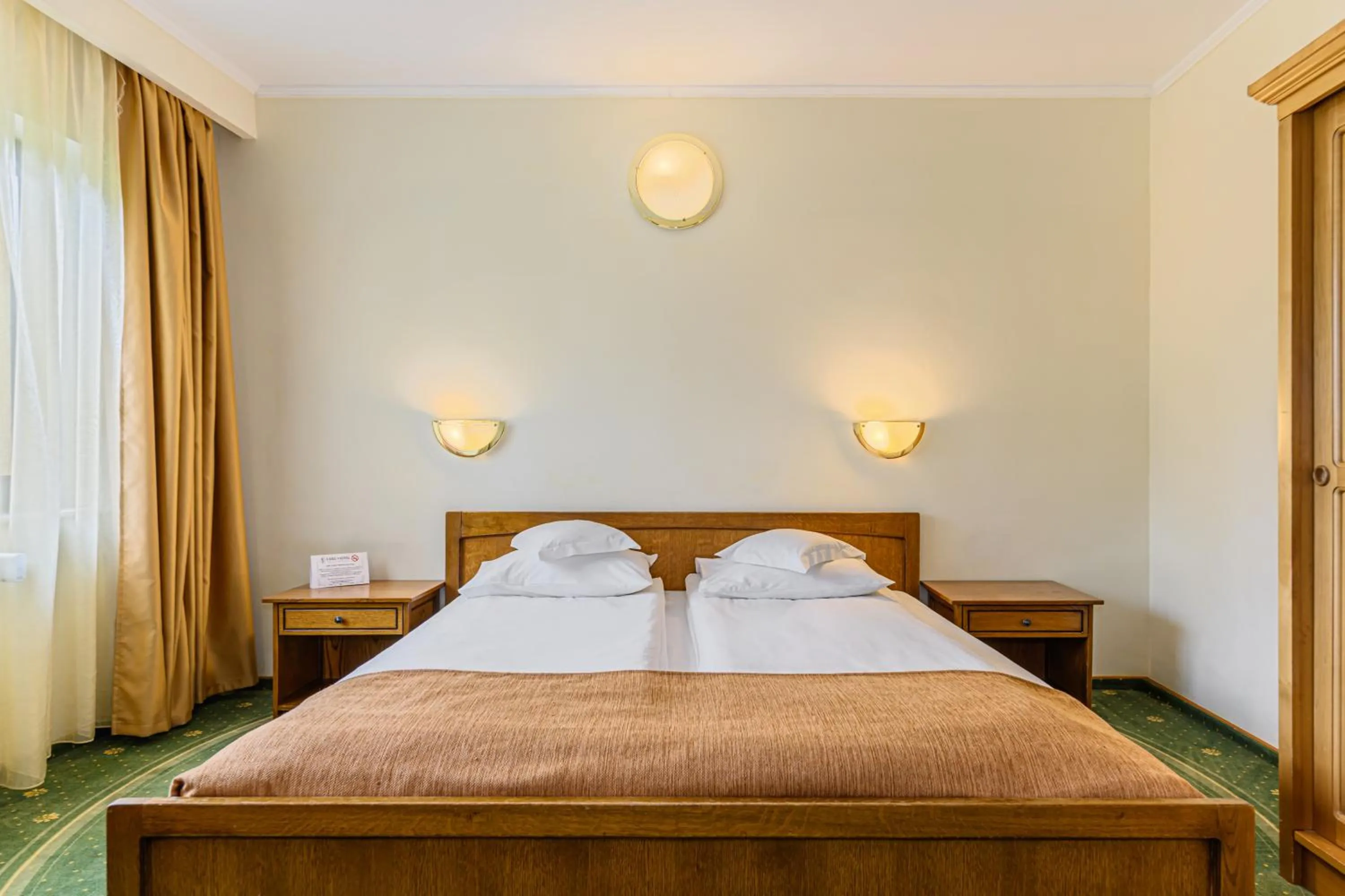 Bed in Hotel Casa Viorel jacuzzi & saunas