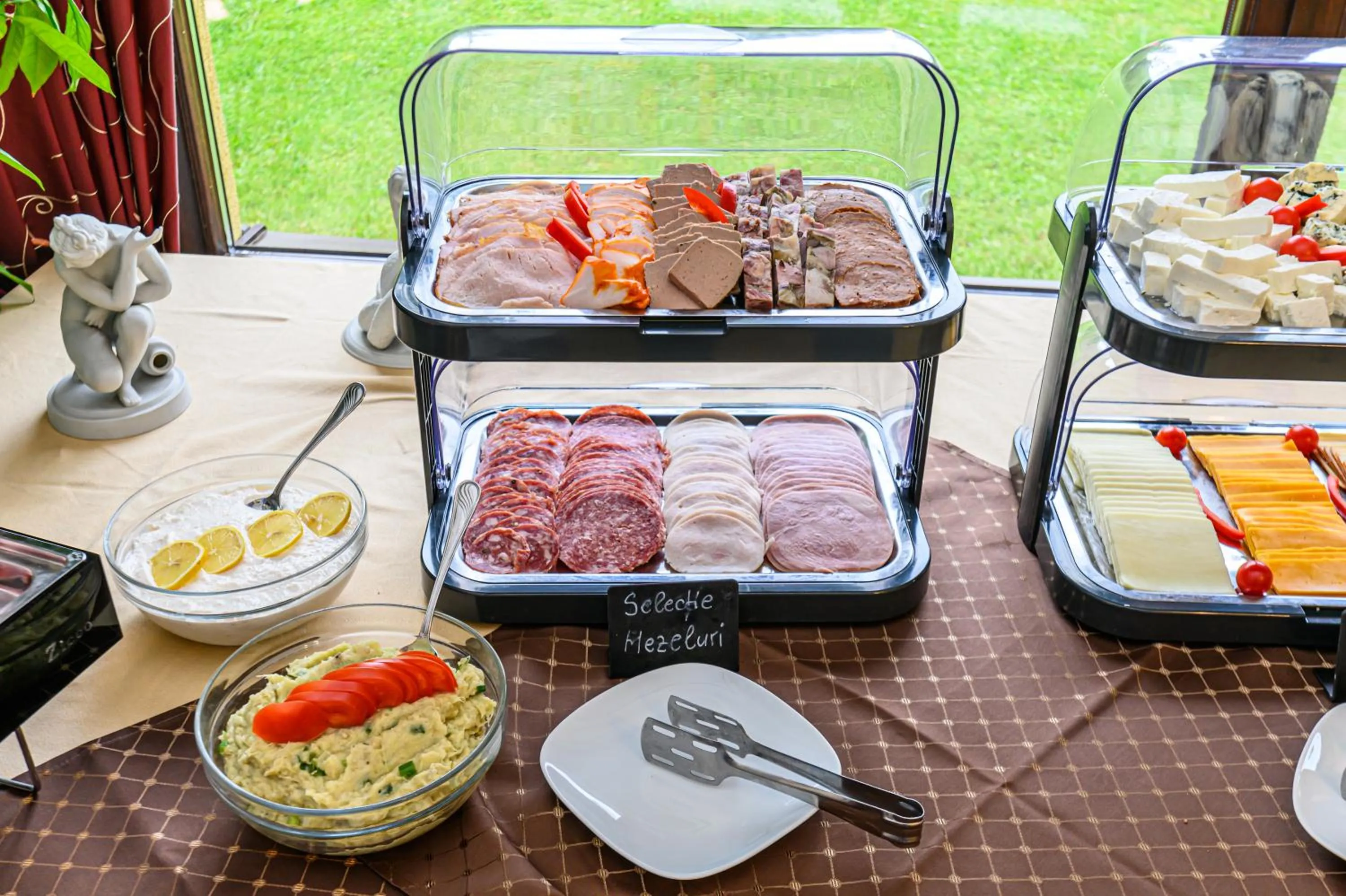 Breakfast in Hotel Casa Viorel jacuzzi & saunas