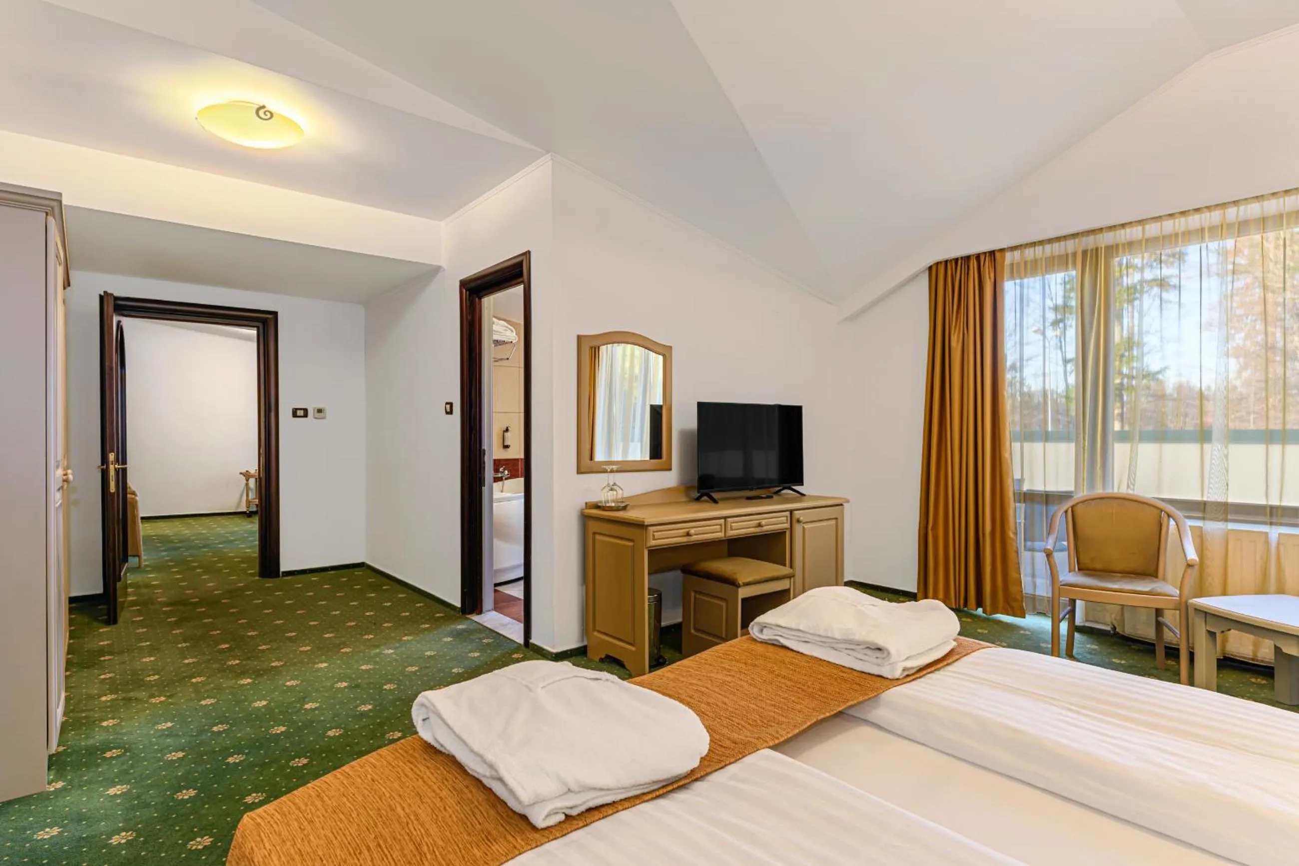 Bed in Hotel Casa Viorel jacuzzi & saunas