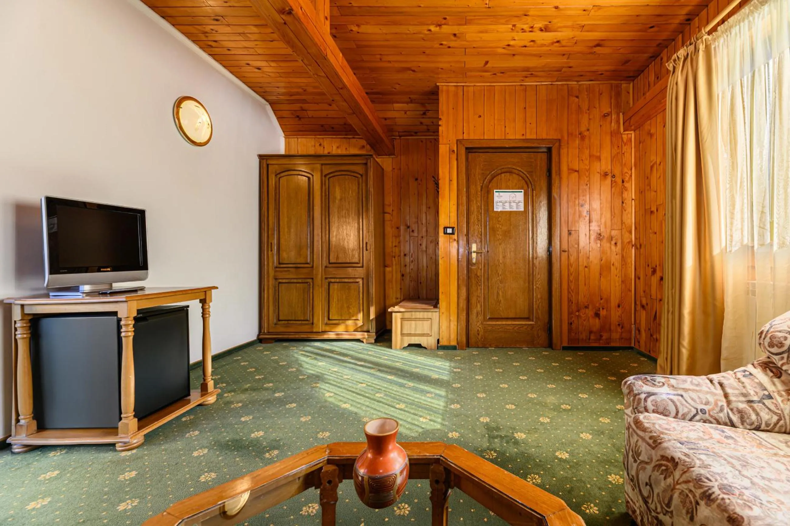 TV and multimedia in Hotel Casa Viorel jacuzzi & saunas