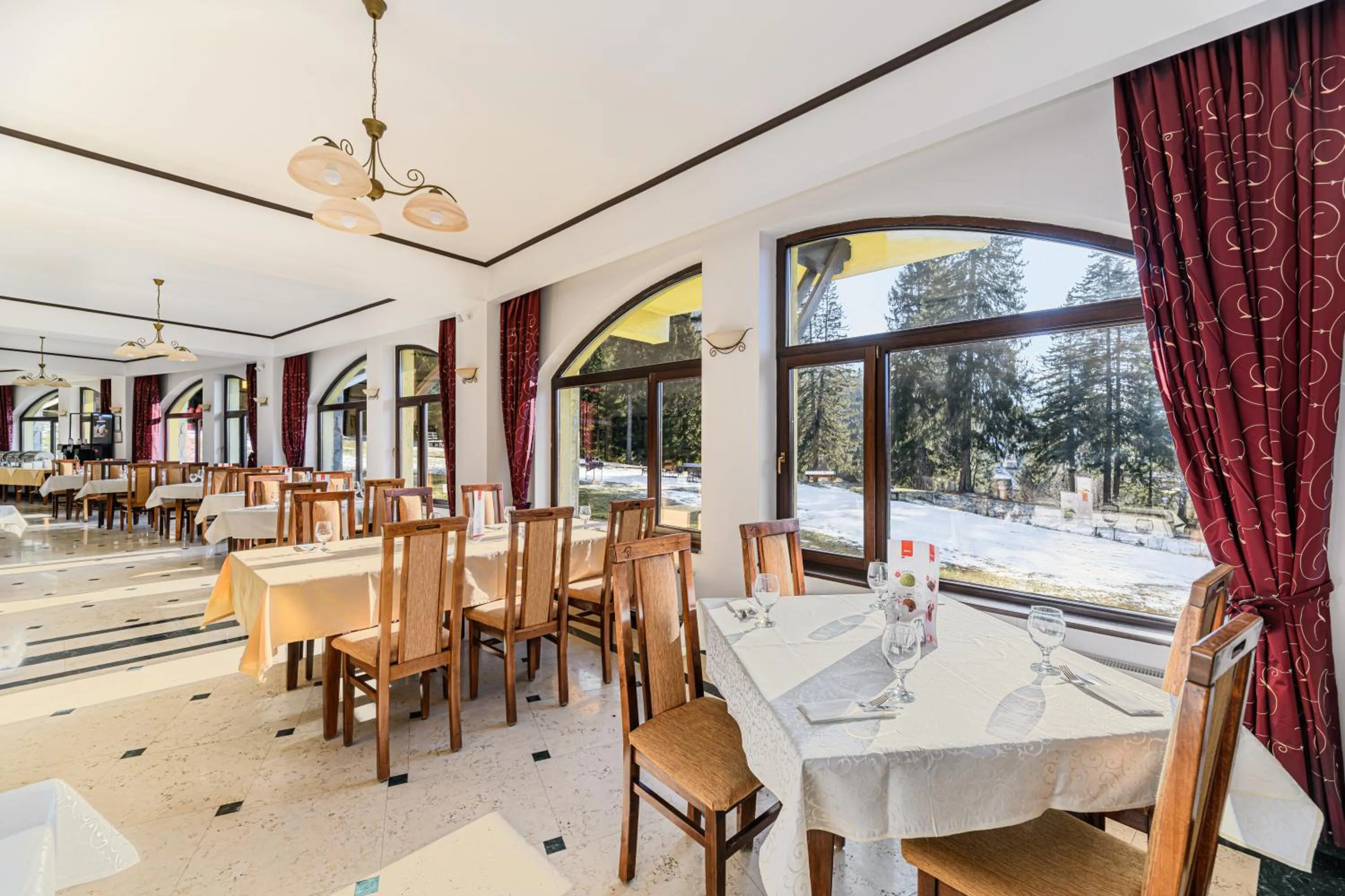 Restaurant/places to eat in Hotel Casa Viorel jacuzzi & saunas