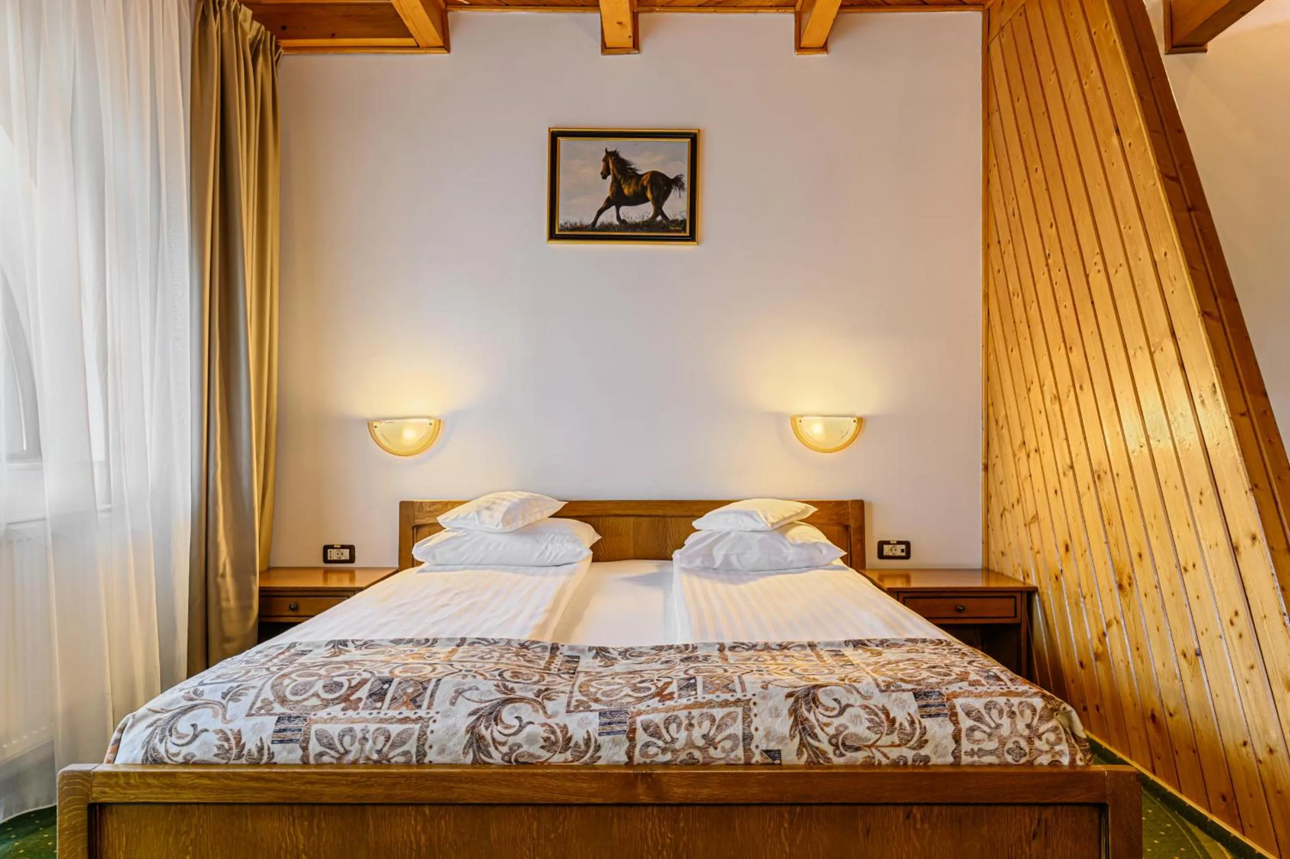 Bed in Hotel Casa Viorel jacuzzi & saunas