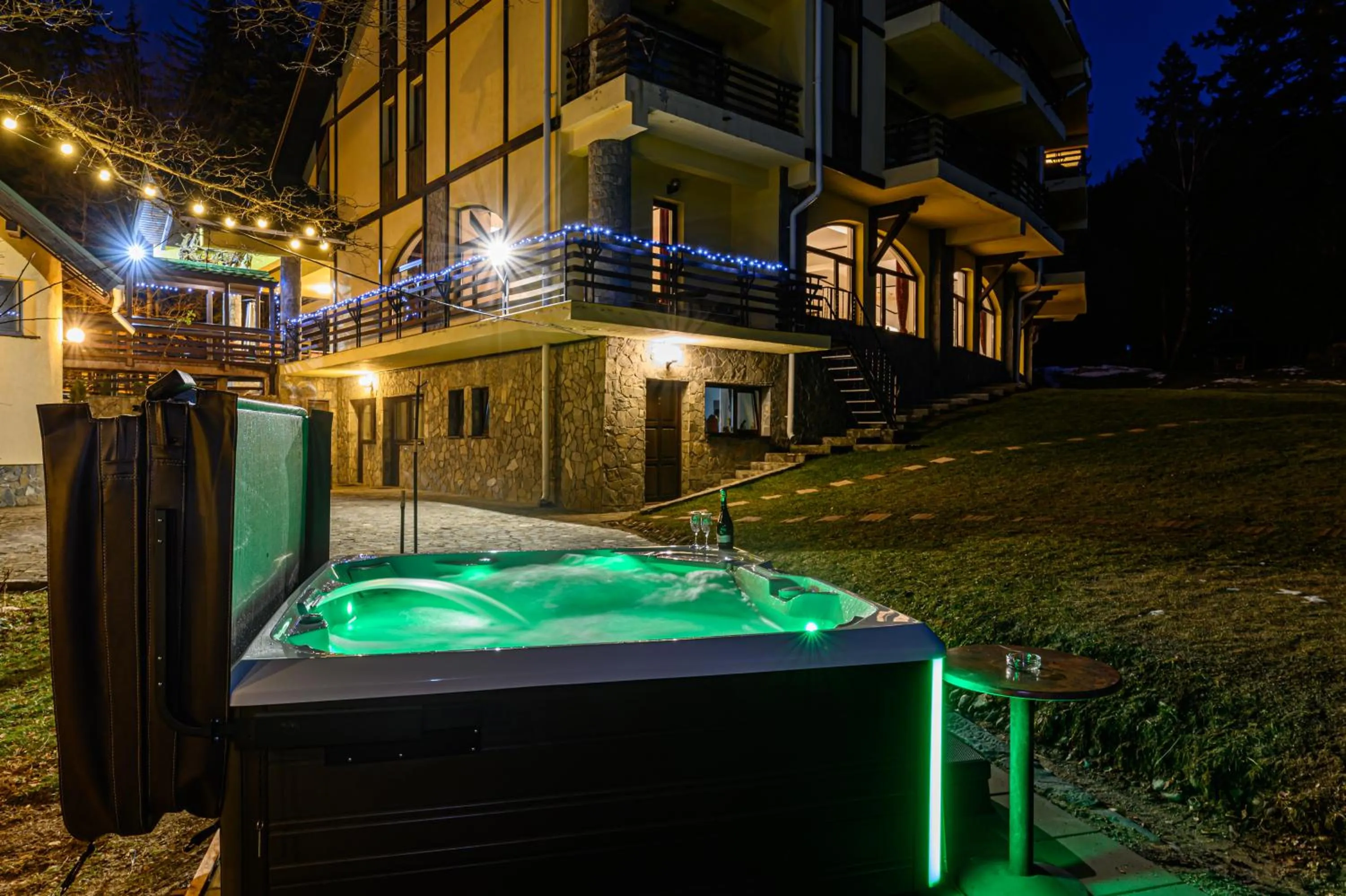 Hot Tub in Hotel Casa Viorel jacuzzi & saunas