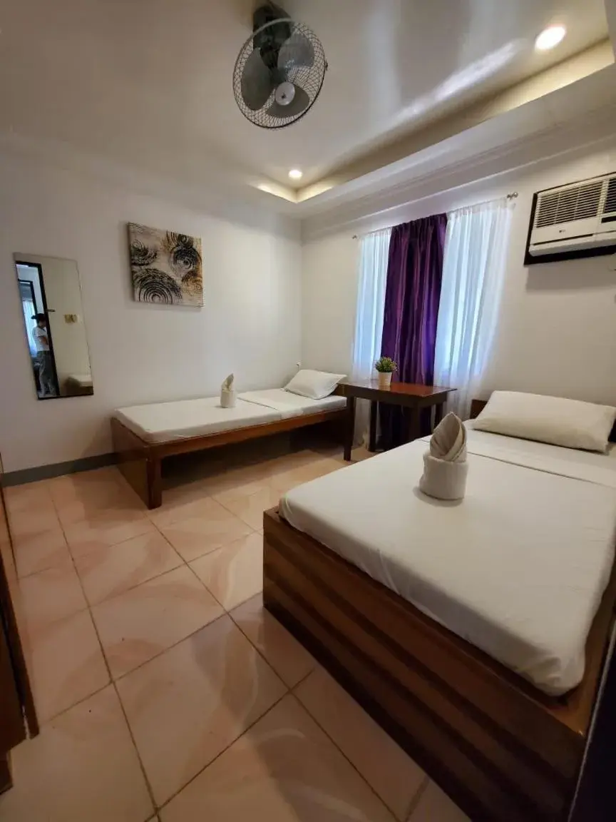 Bed in Ricardo Valley Inn Bed in Ricardo Valley Inn