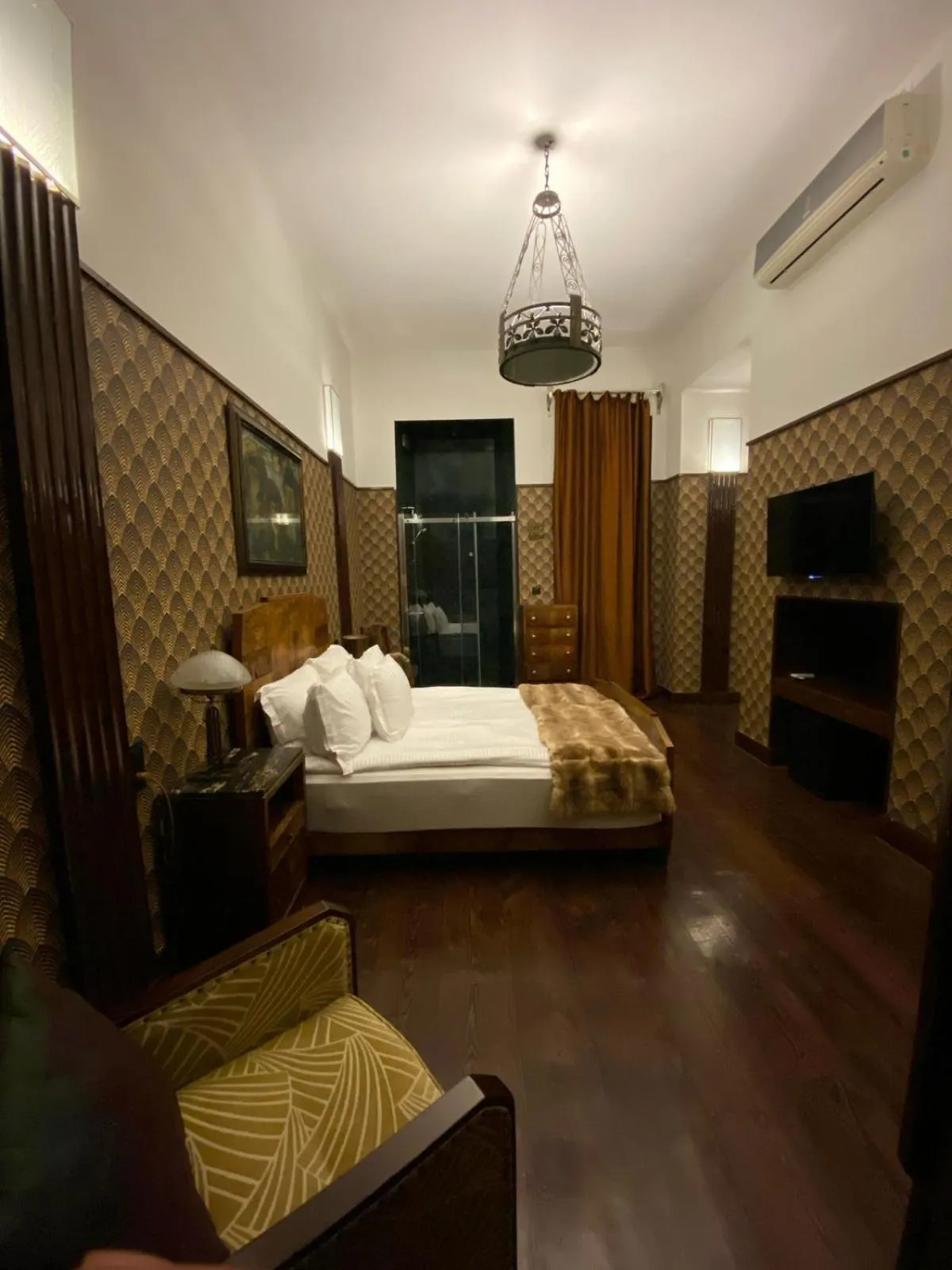 Shower, Bed in Castle in Old Town