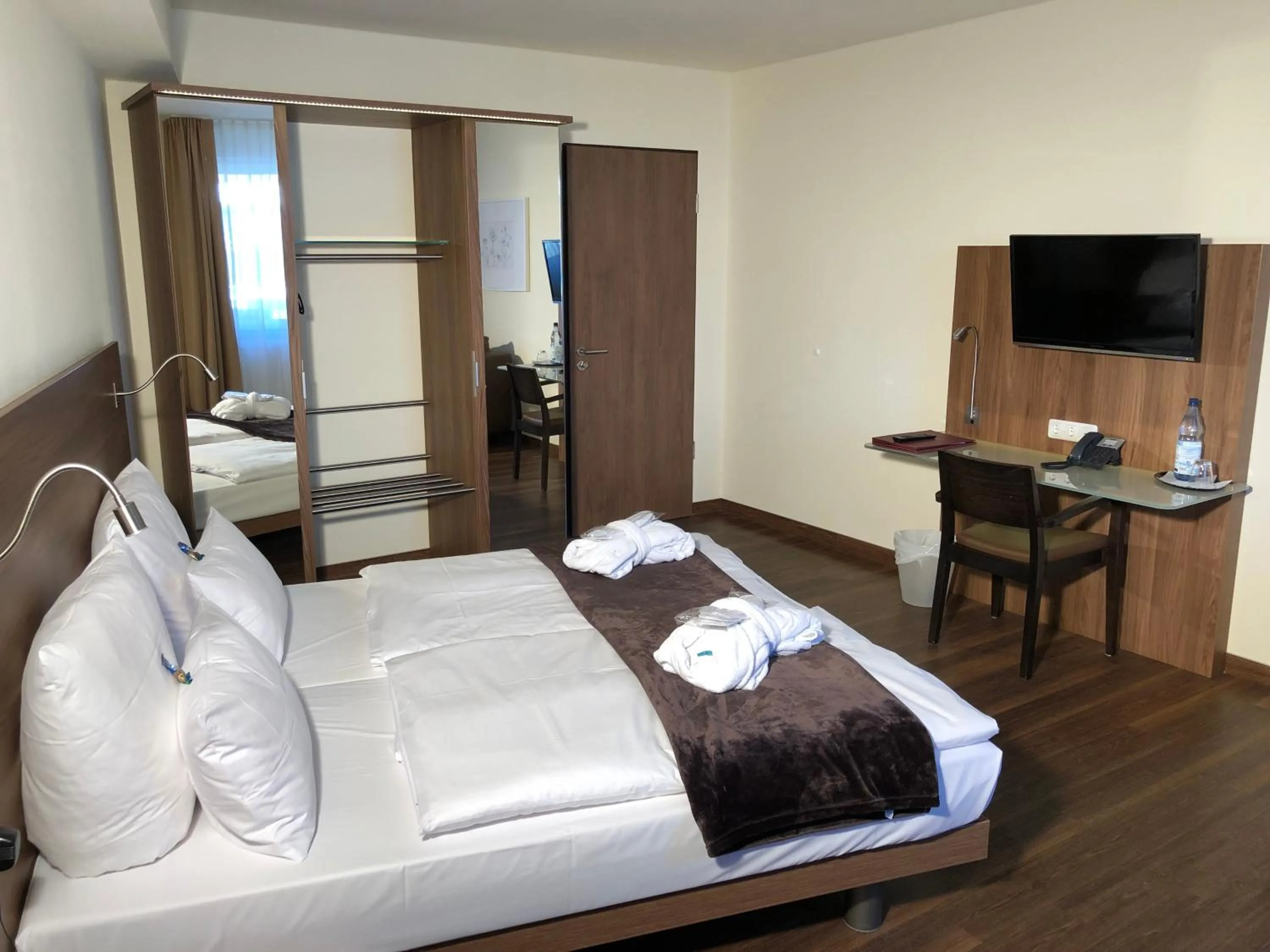 Photo of the whole room, Bed in Hotel Isenbütteler Hof