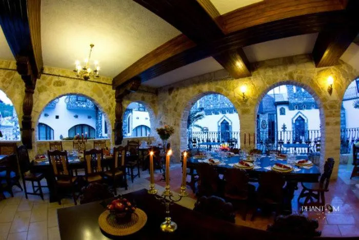Restaurant/places to eat in Hunter Prince Castle Hotel
