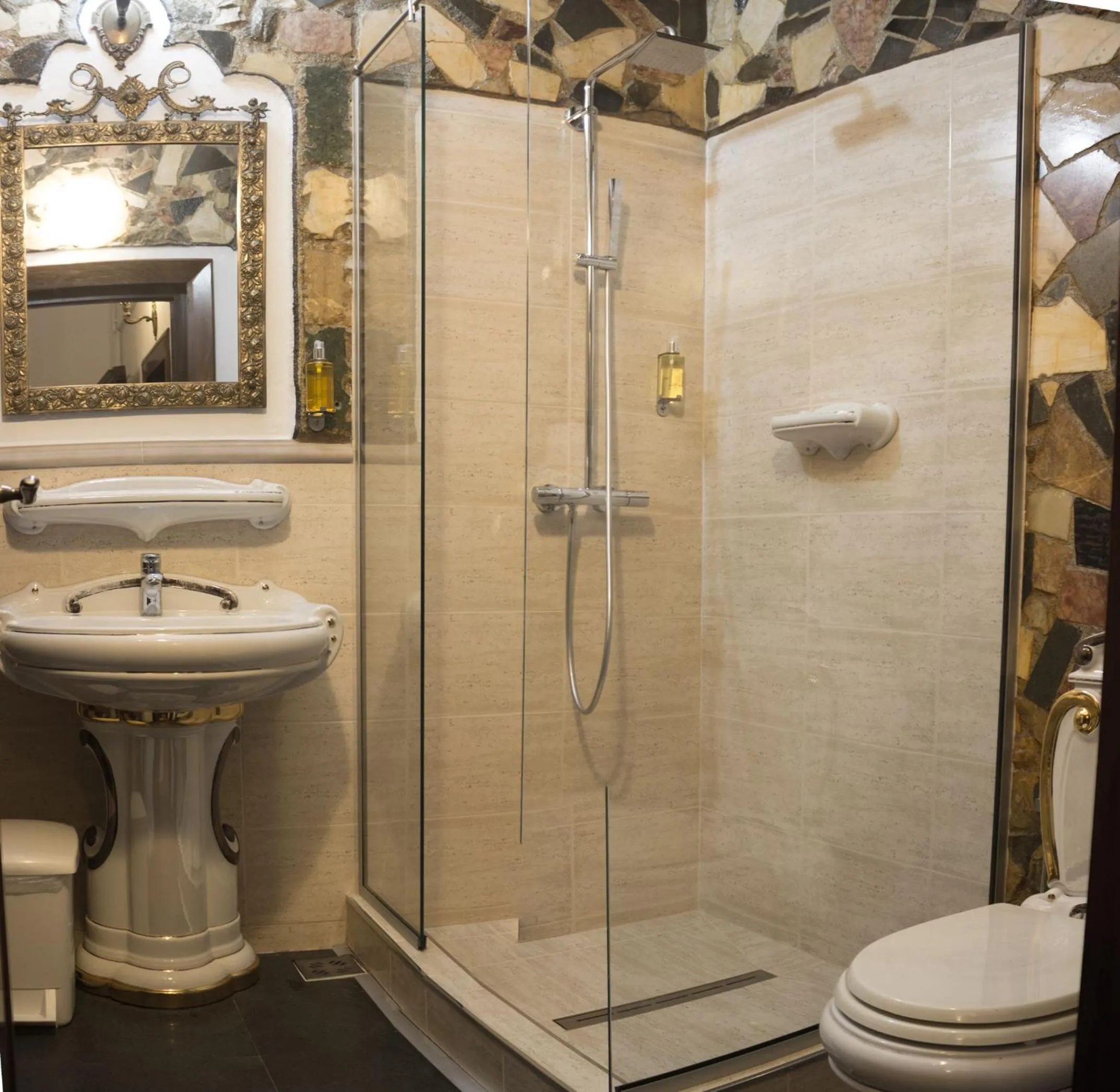 Photo of the whole room in Hunter Prince Castle Hotel