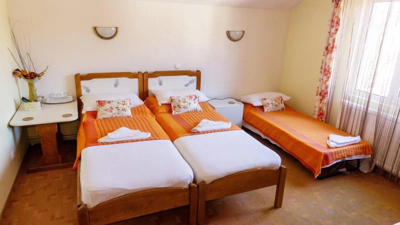 Photo of the whole room, Bed in Pension Paunasul