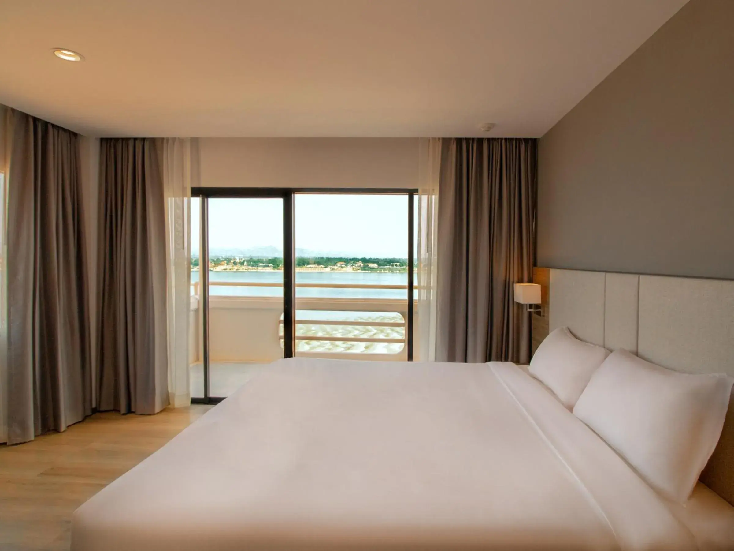 Bed in Fortune View Khong Hotel Nakhon Phanom Bed in Fortune View Khong Hotel Nakhon Phanom