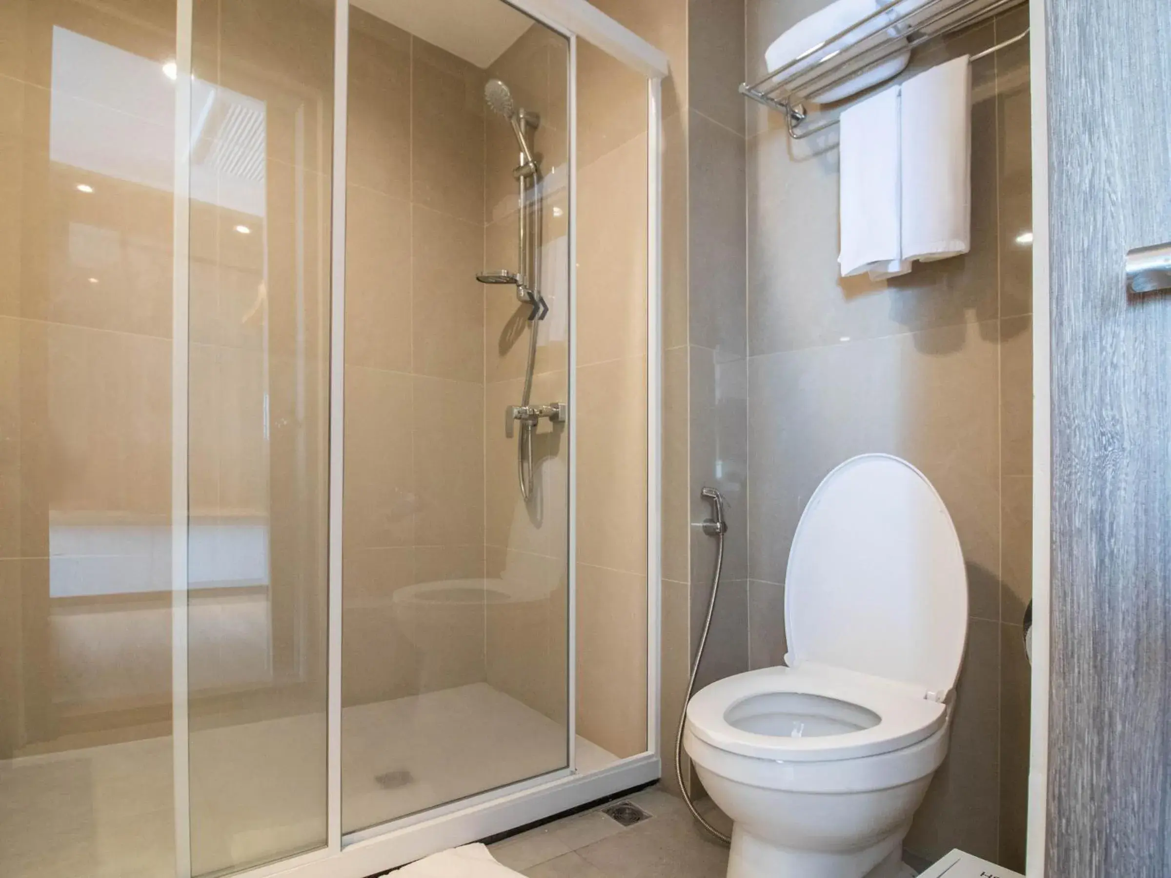 Shower in Fortune View Khong Hotel Nakhon Phanom Shower in Fortune View Khong Hotel Nakhon Phanom