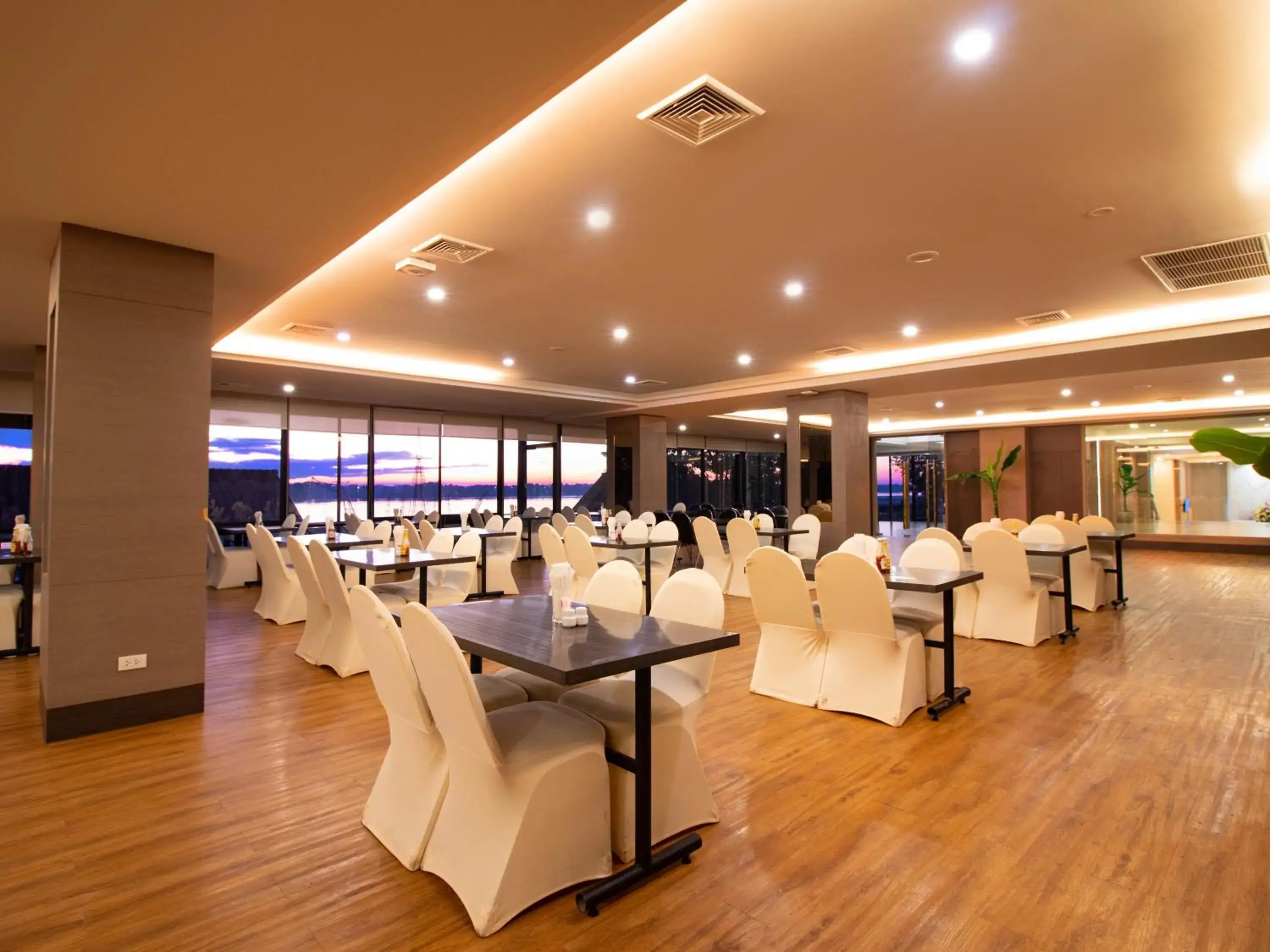 Restaurant/places to eat in Fortune View Khong Hotel Nakhon Phanom Restaurant/places to eat in Fortune View Khong Hotel Nakhon Phanom