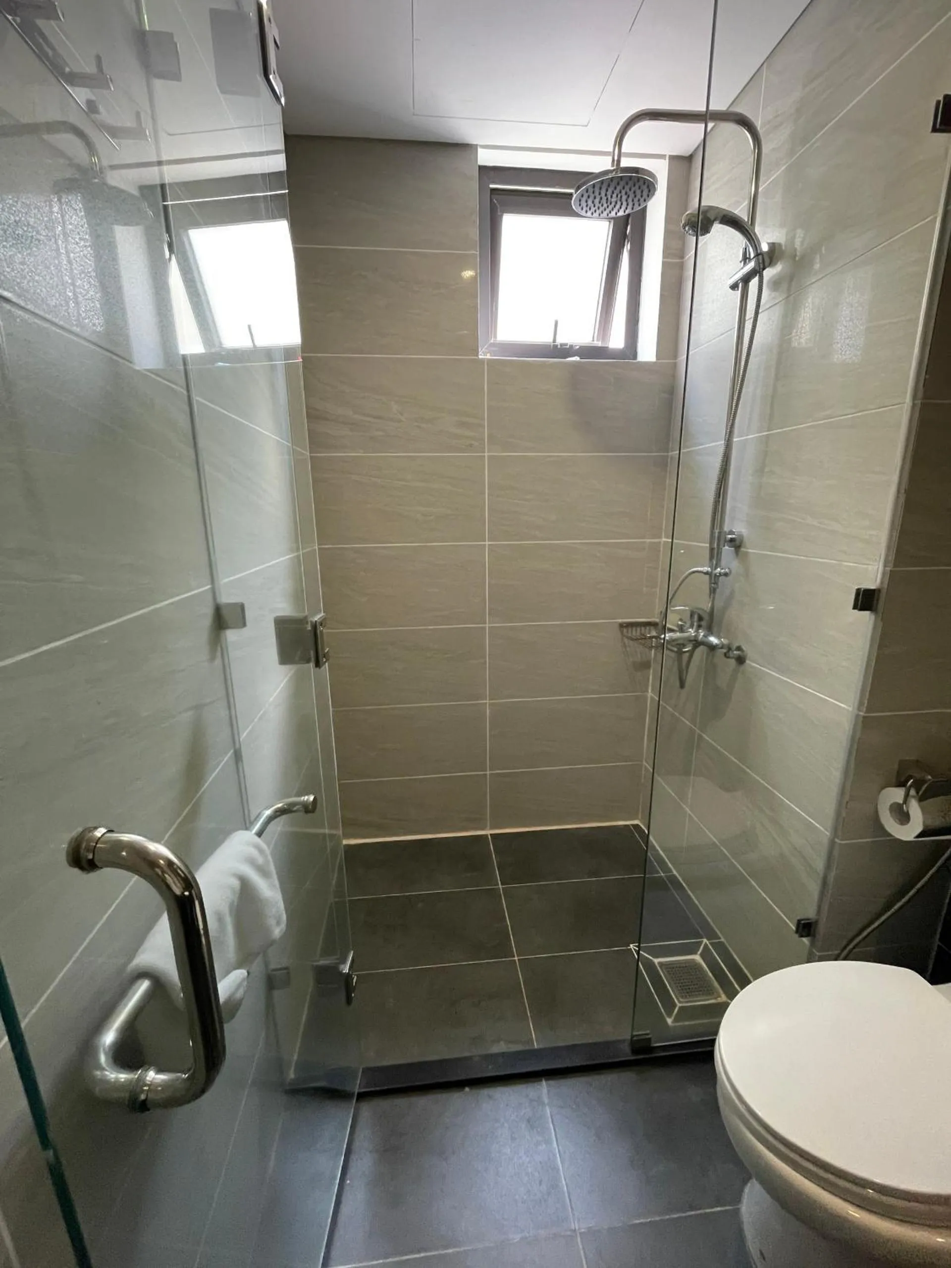 Shower in Danaciti Hotel