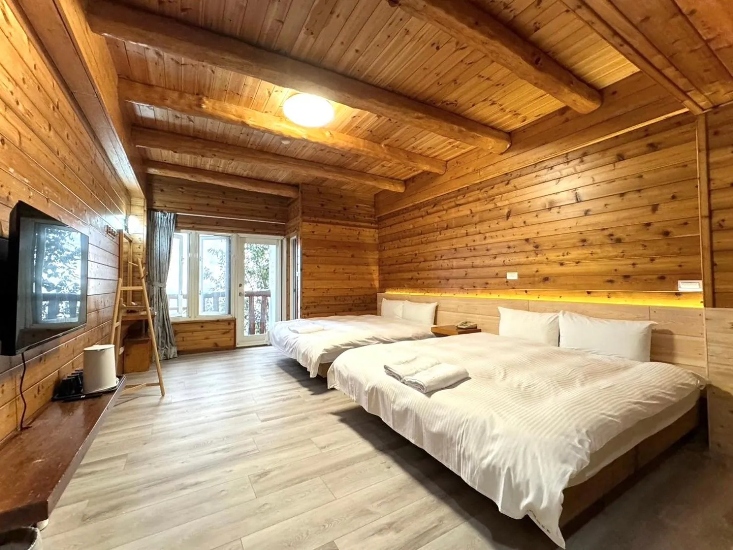 Bed in Dingdai Glass Villa