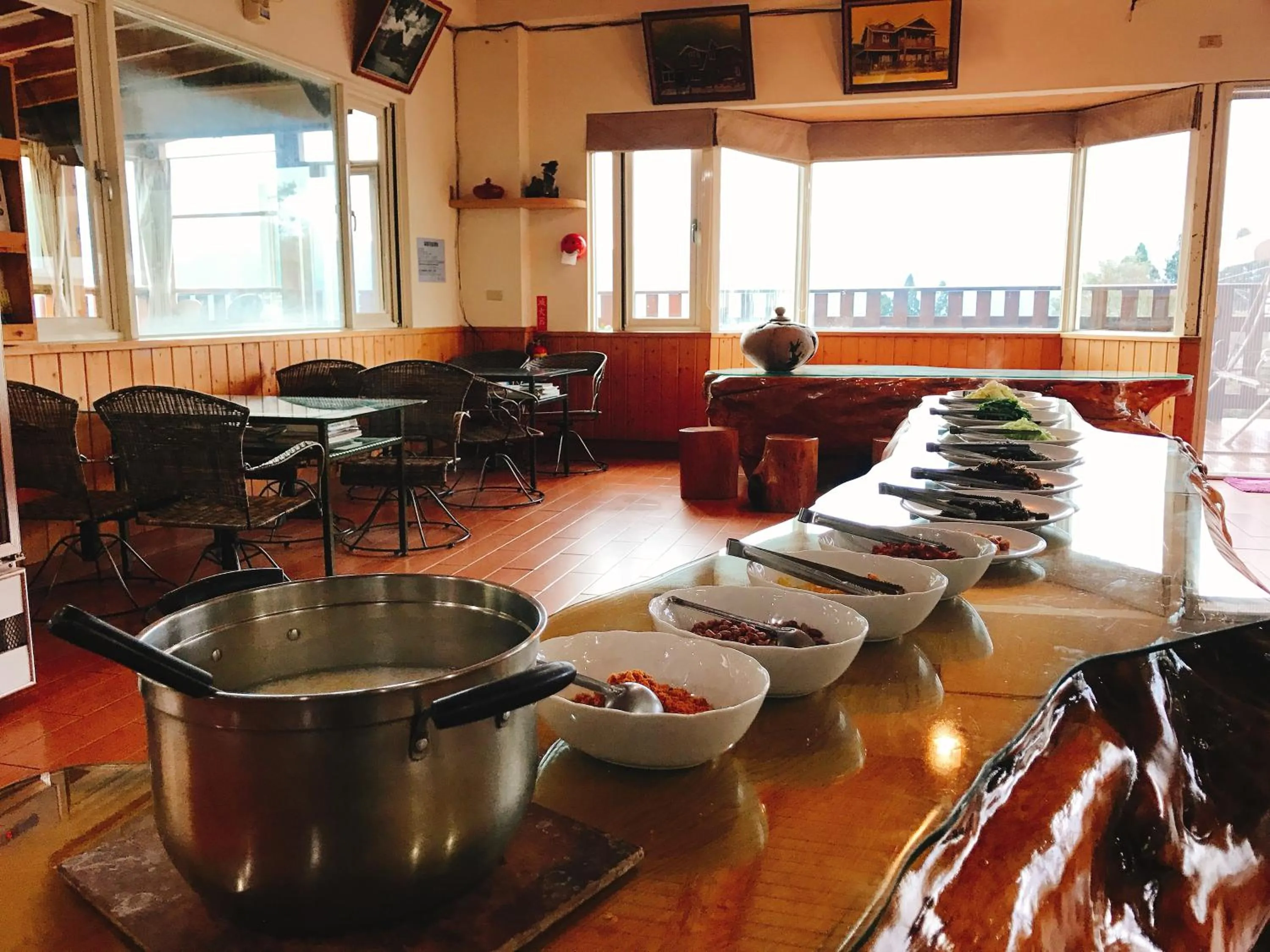 Breakfast in Dingdai Glass Villa