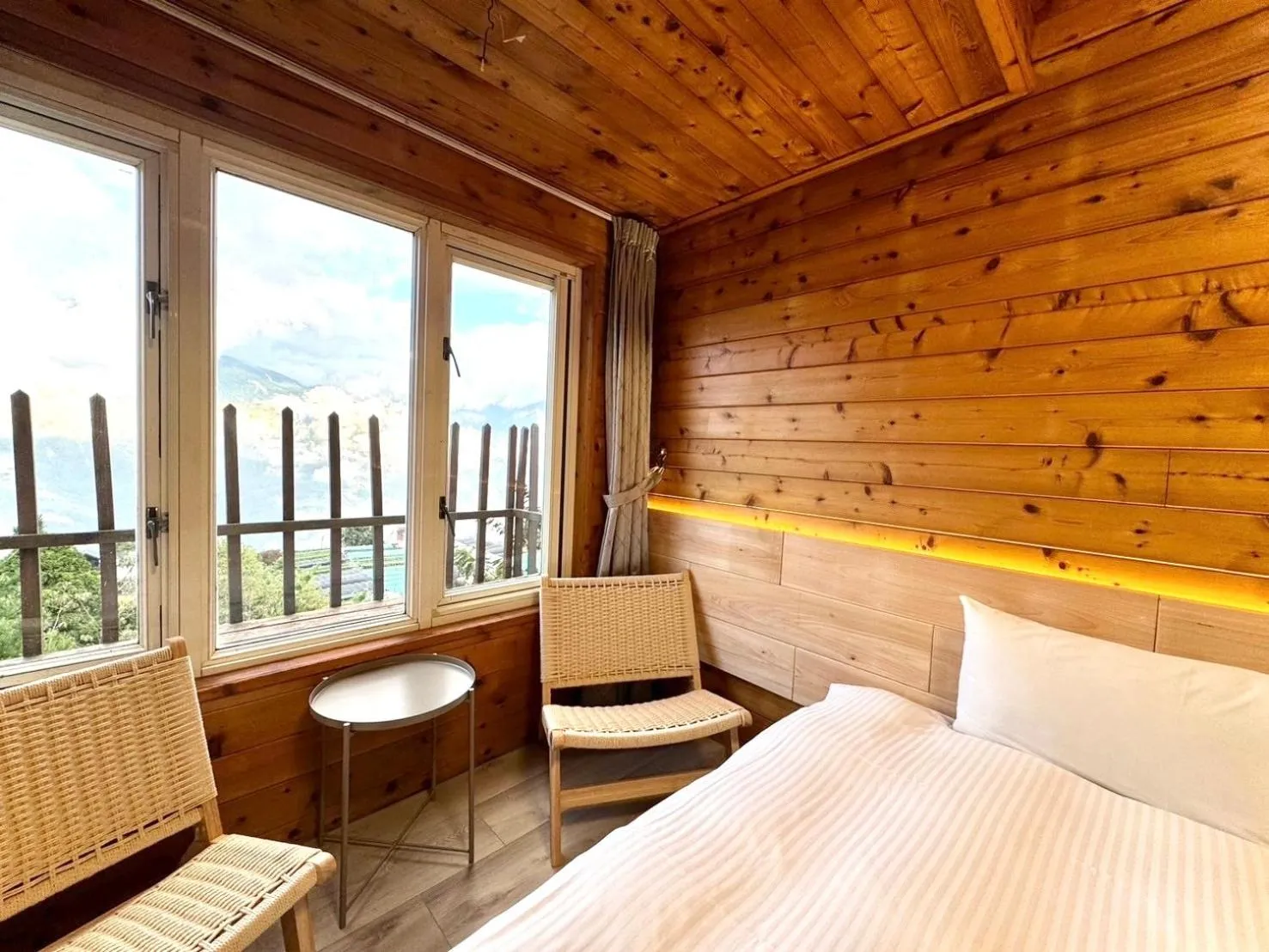 Bed in Dingdai Glass Villa