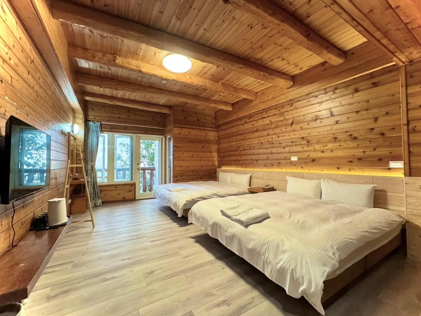 Bed in Dingdai Glass Villa