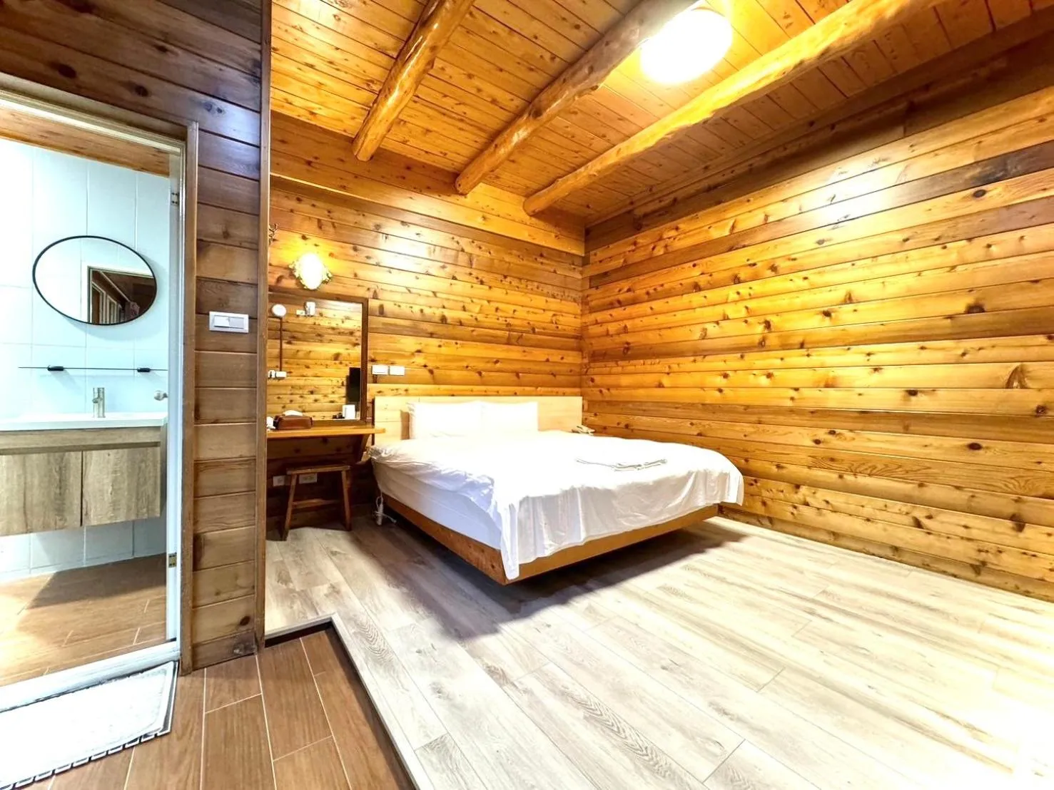 Bed in Dingdai Glass Villa