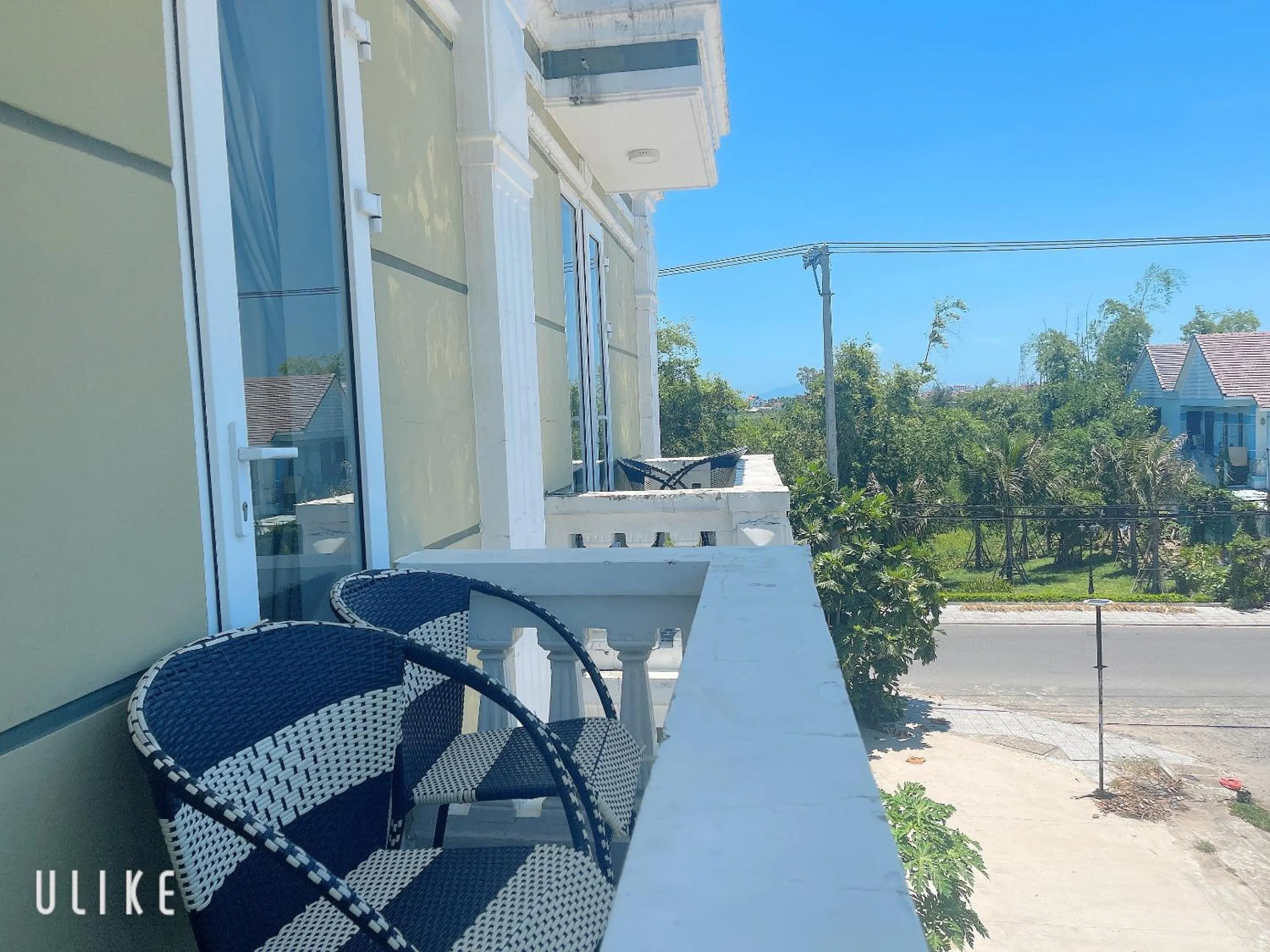 Golden Bell Backpacker Hotel & Pool Bar