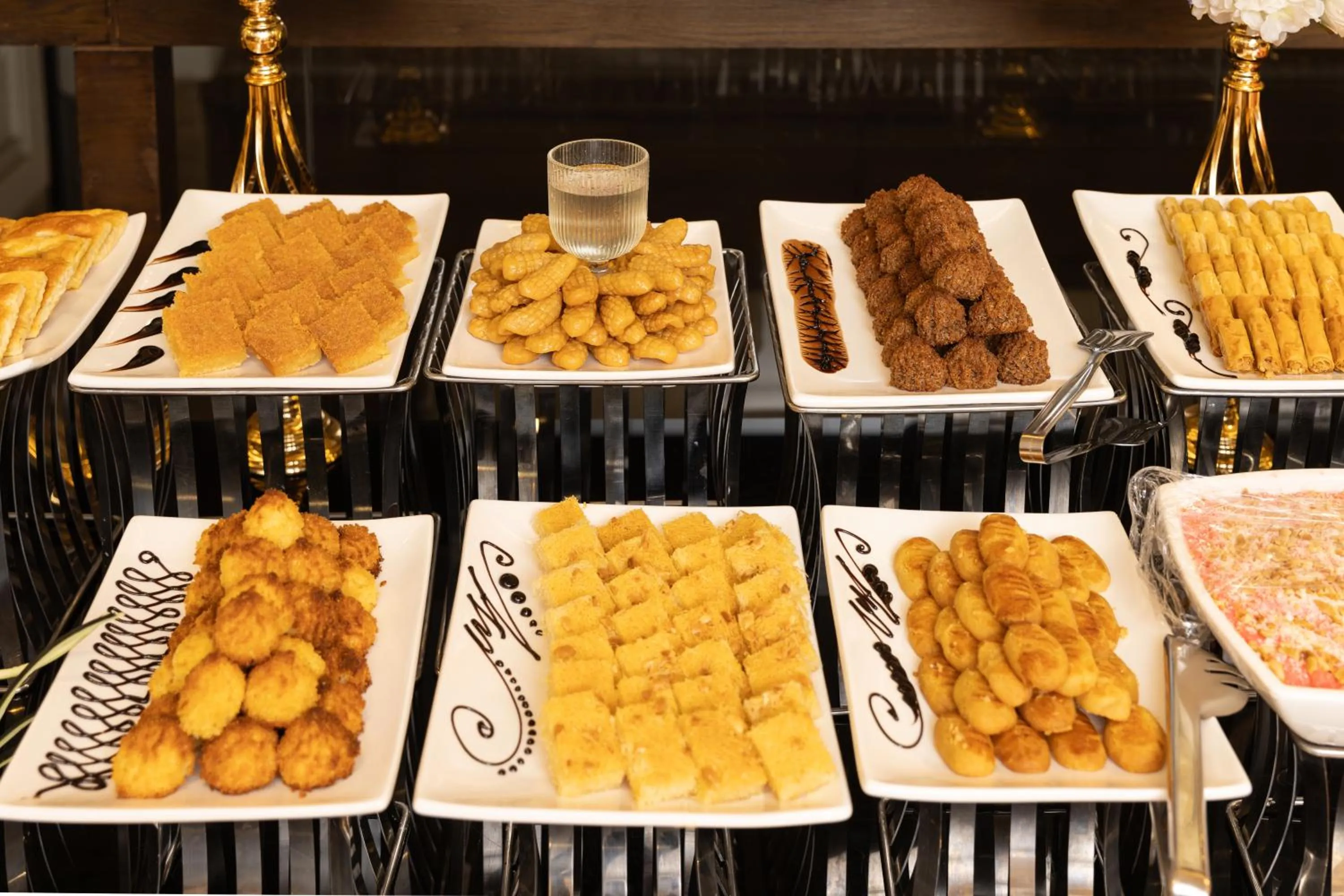 Buffet breakfast in فندق عفراء