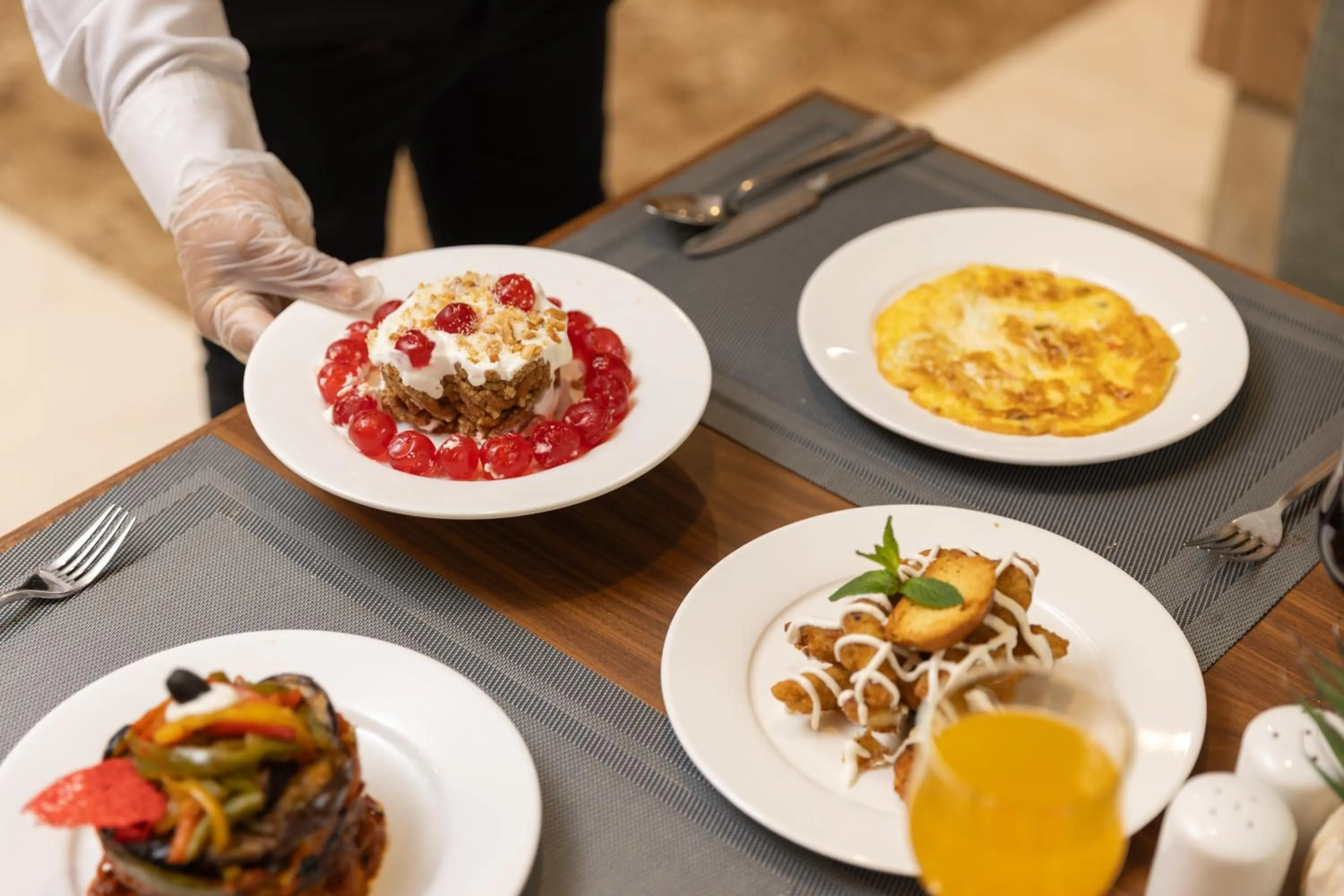 Restaurant/places to eat in فندق عفراء