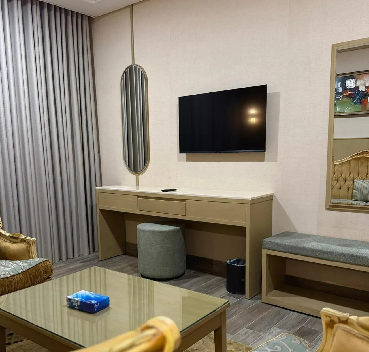 Communal lounge/ TV room in Afraa Hotel