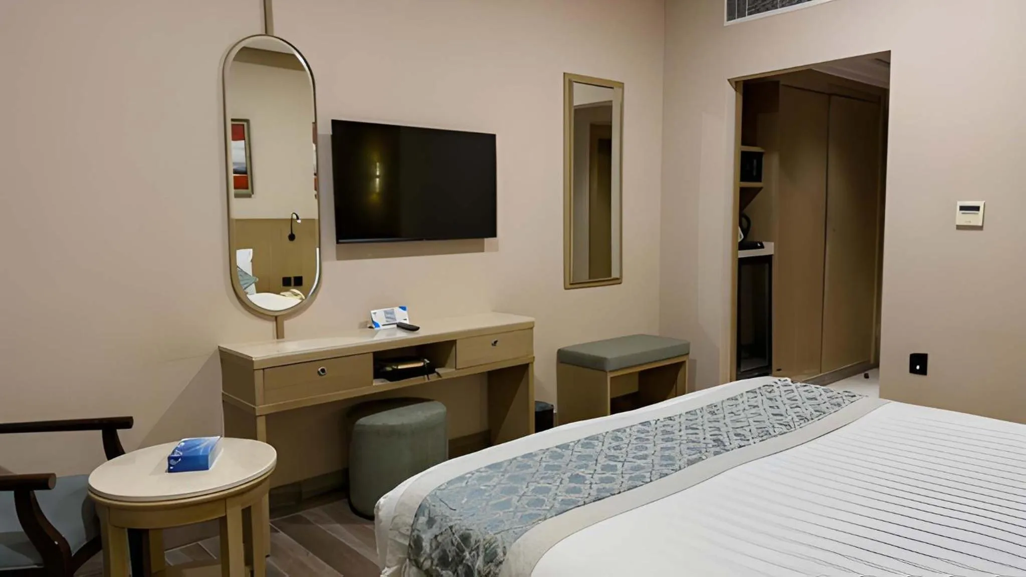 TV and multimedia, Bed in Afraa Hotel