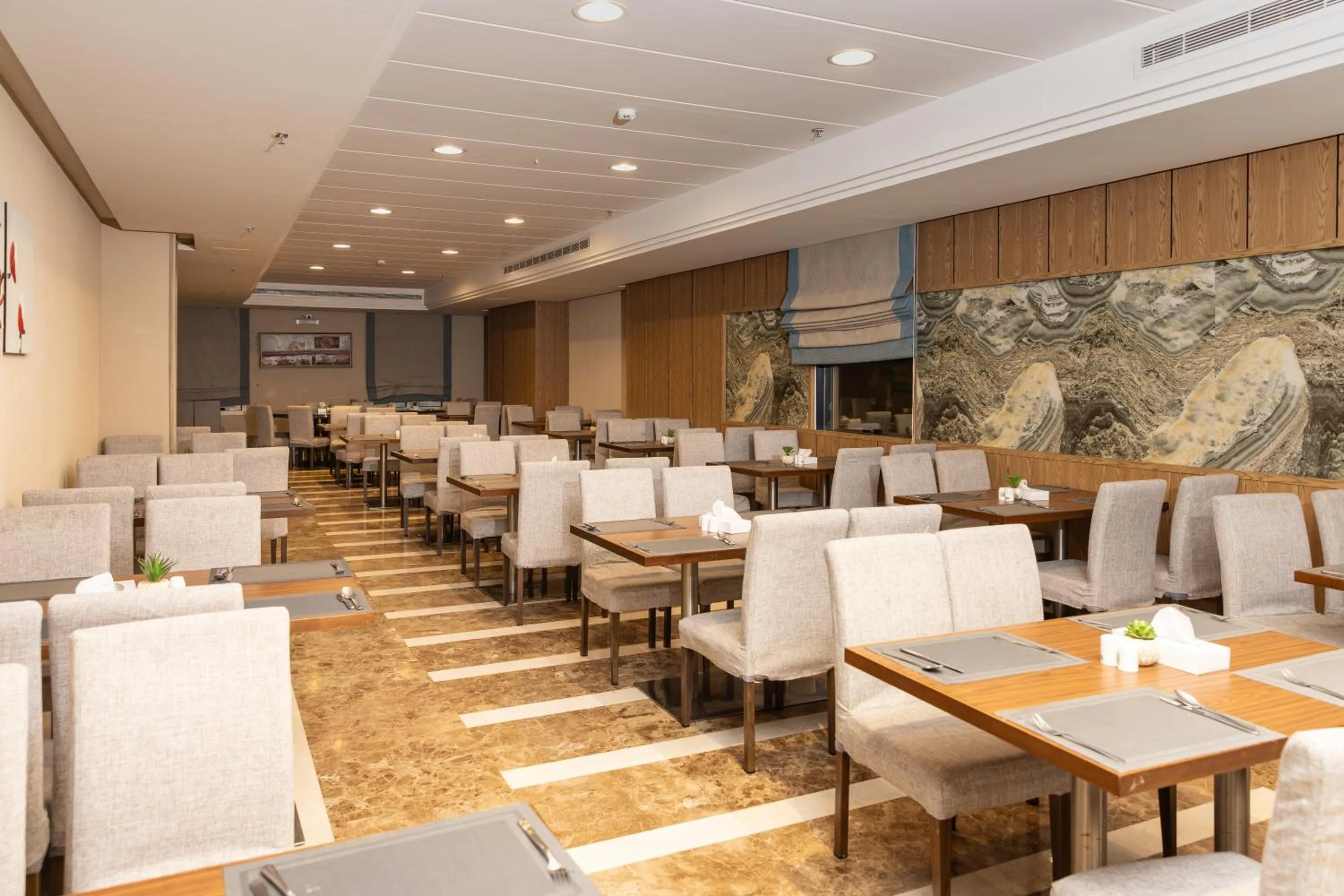 Restaurant/places to eat in فندق عفراء