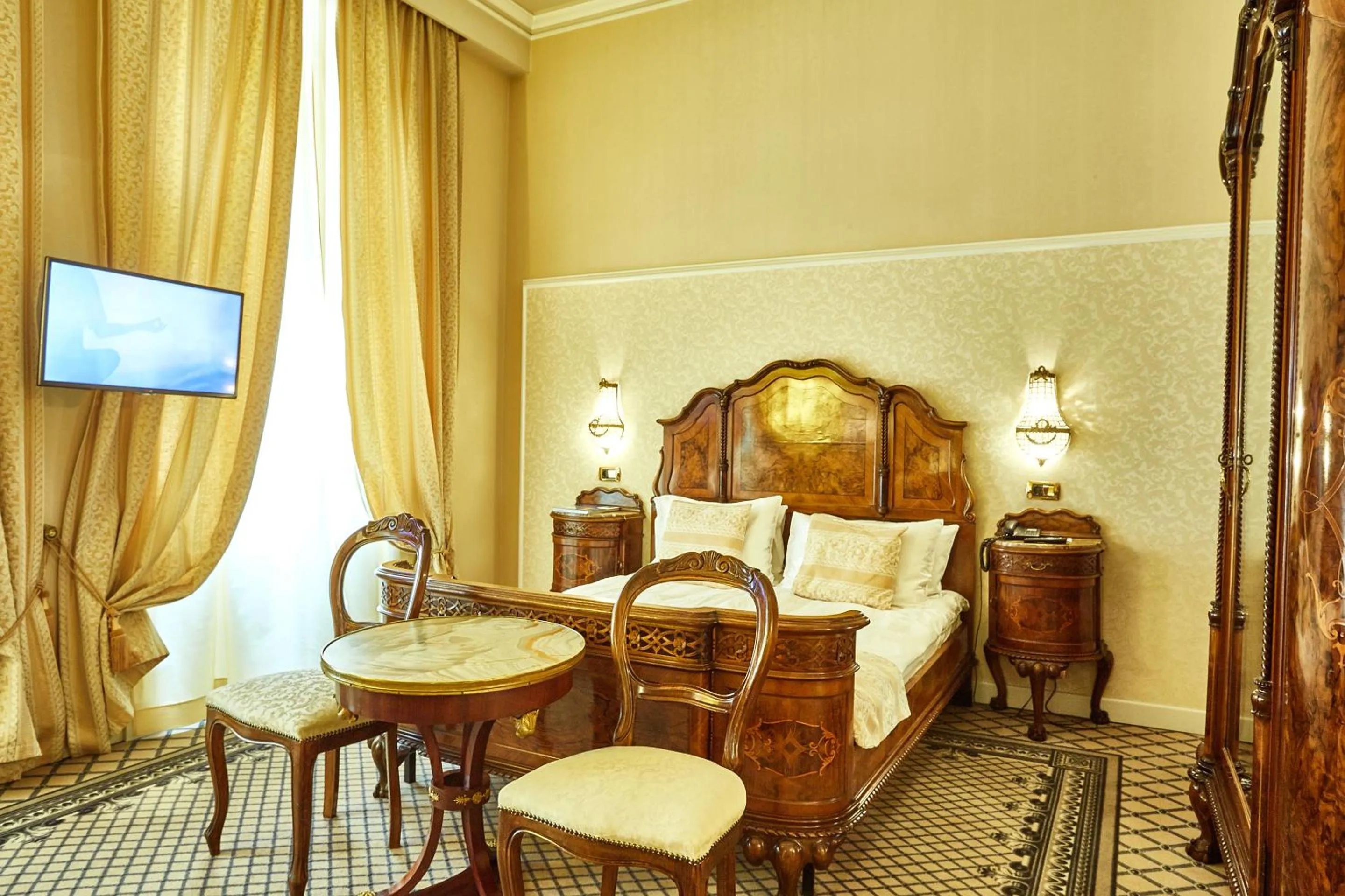 Photo of the whole room, Bed in Grand Hotel Continental Bucuresti