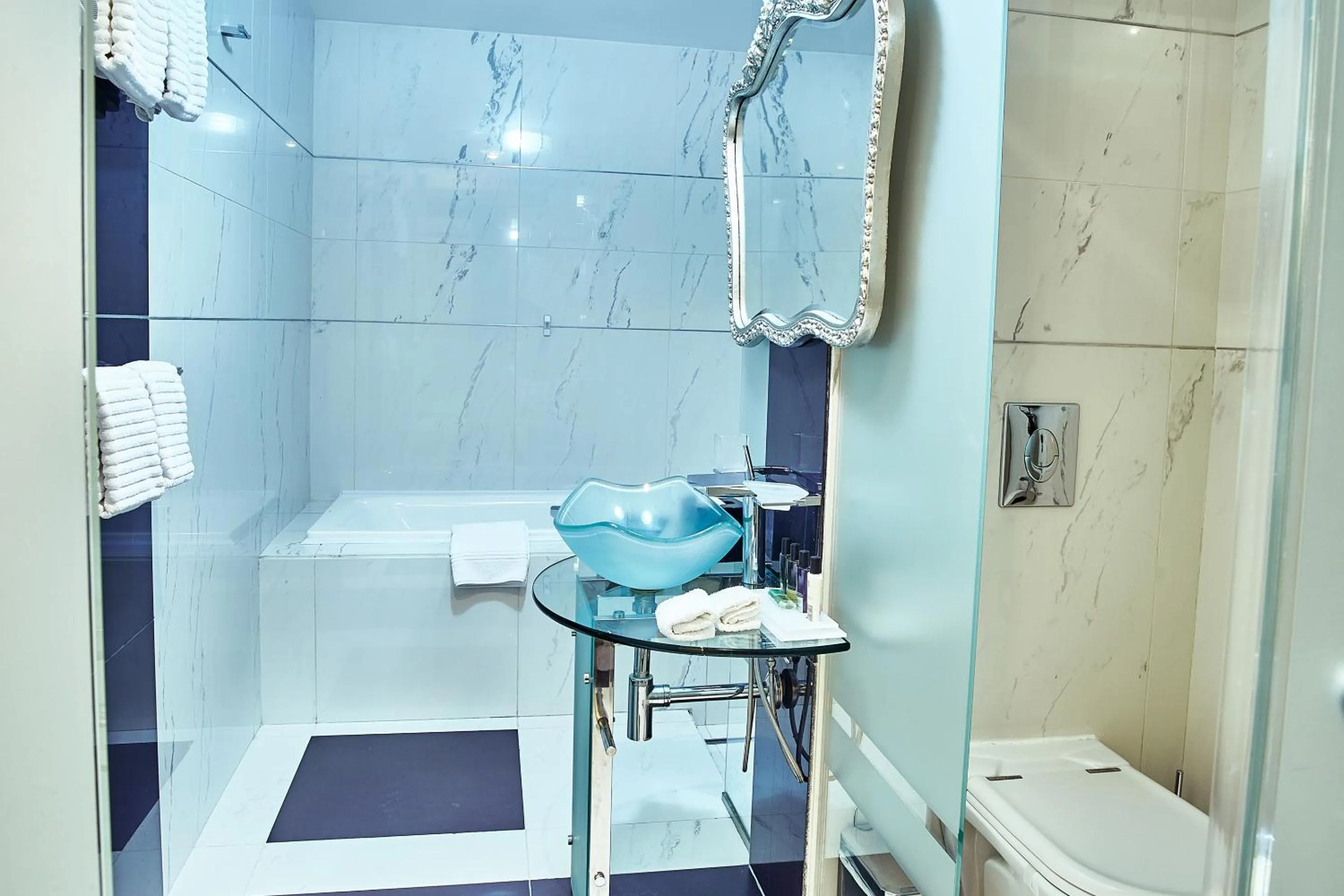 Bathroom in Grand Hotel Continental Bucuresti