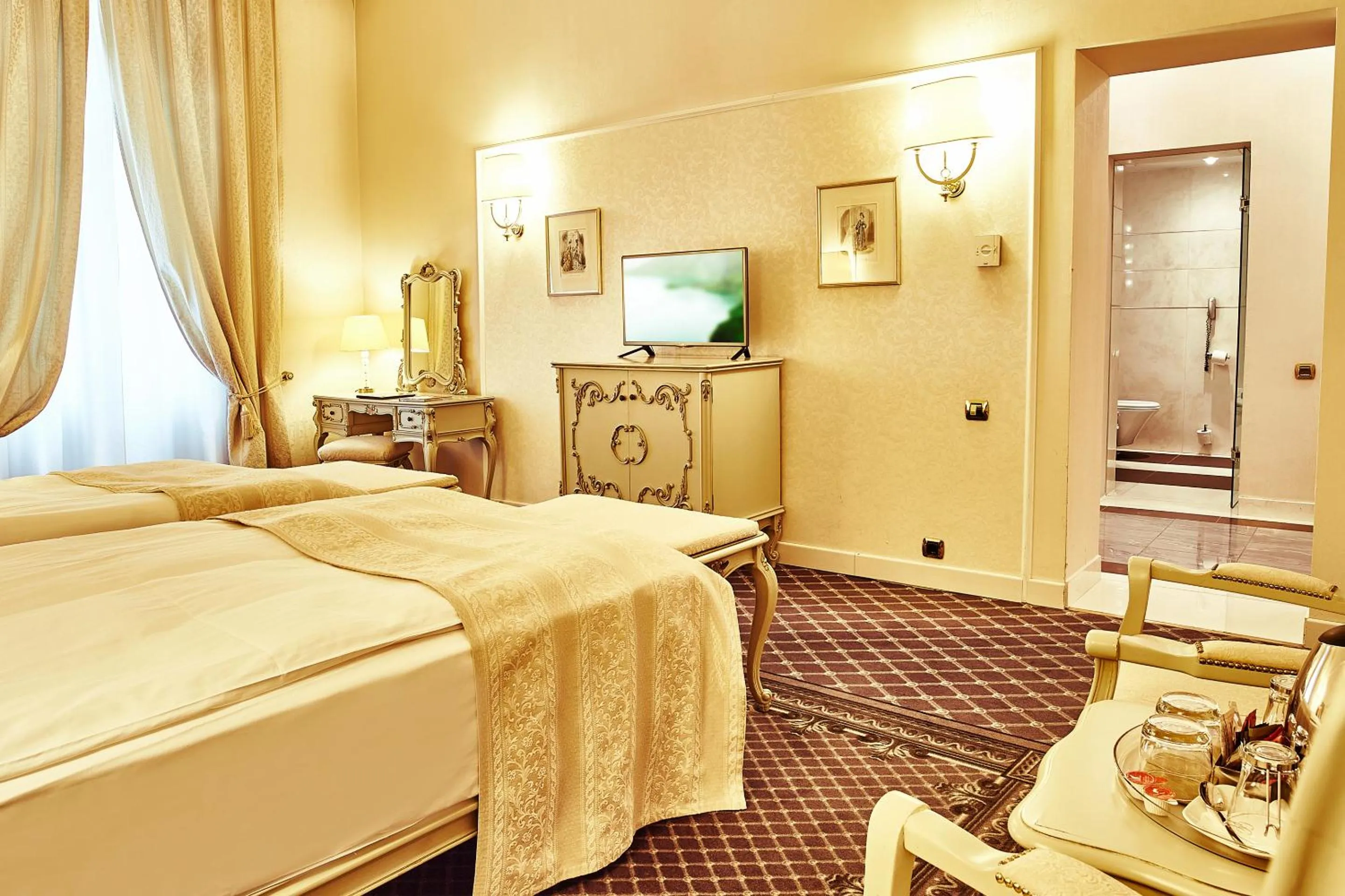 Photo of the whole room, Bed in Grand Hotel Continental Bucuresti