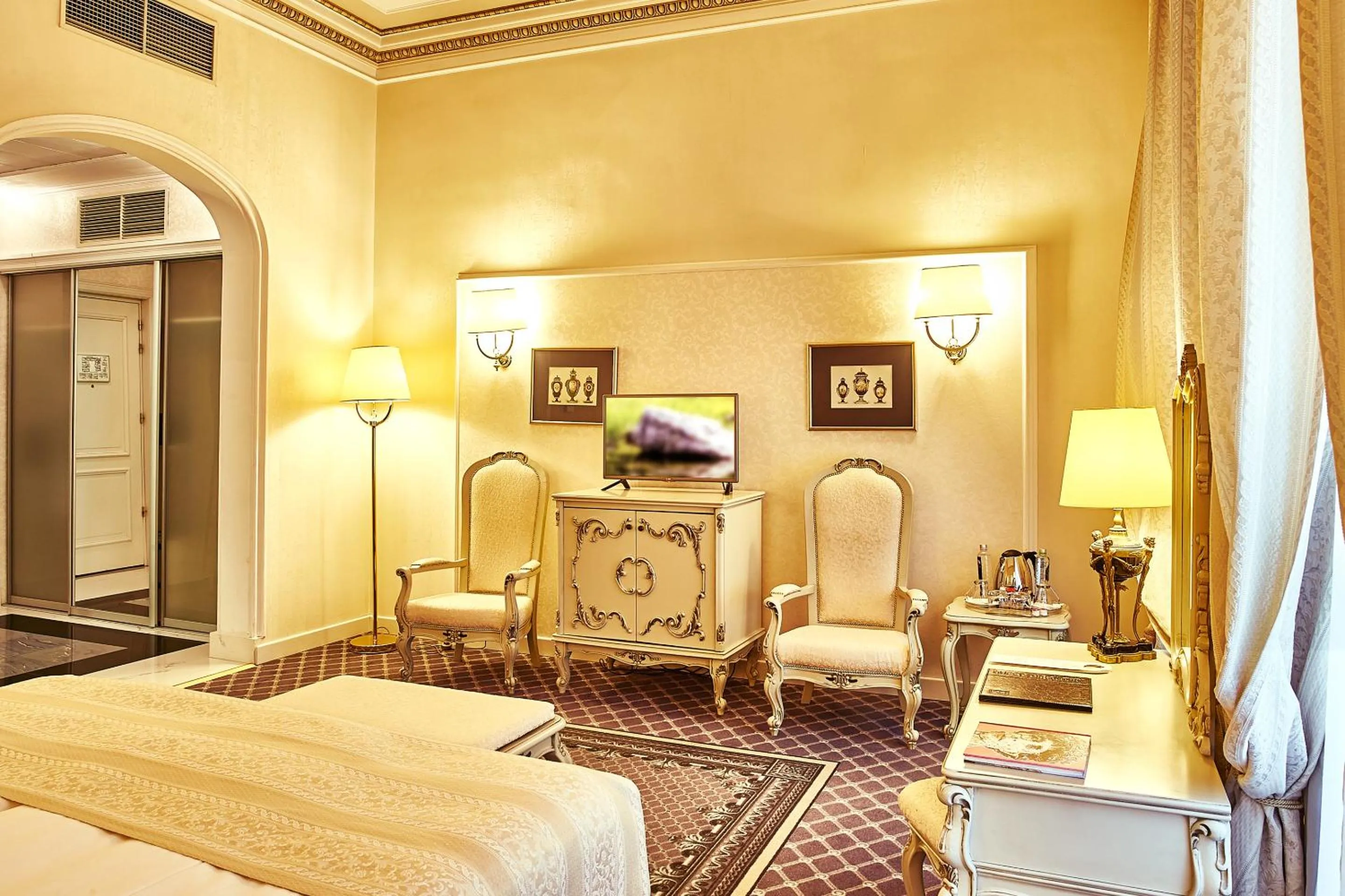 Photo of the whole room, Bed in Grand Hotel Continental Bucuresti