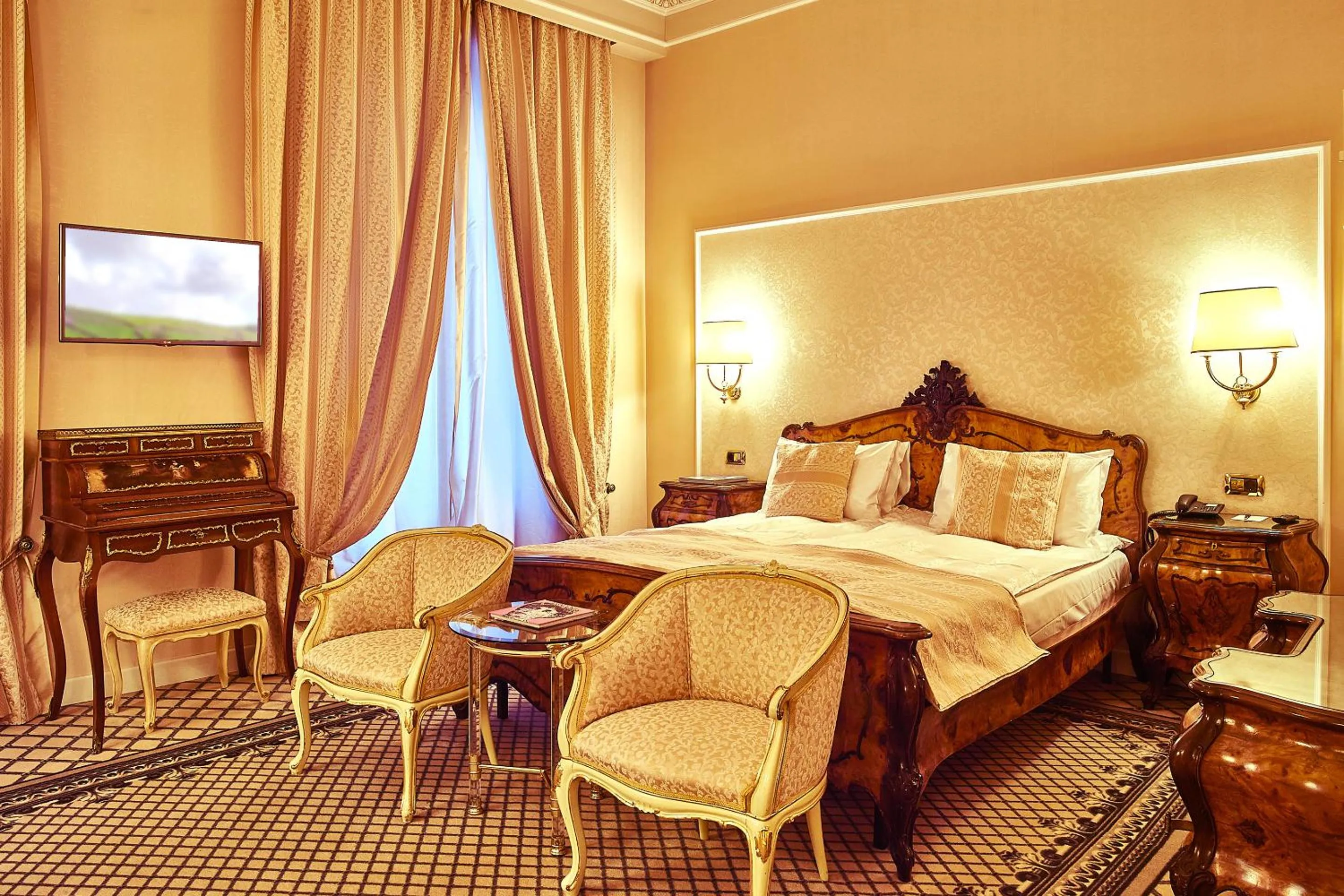Photo of the whole room, Bed in Grand Hotel Continental Bucuresti
