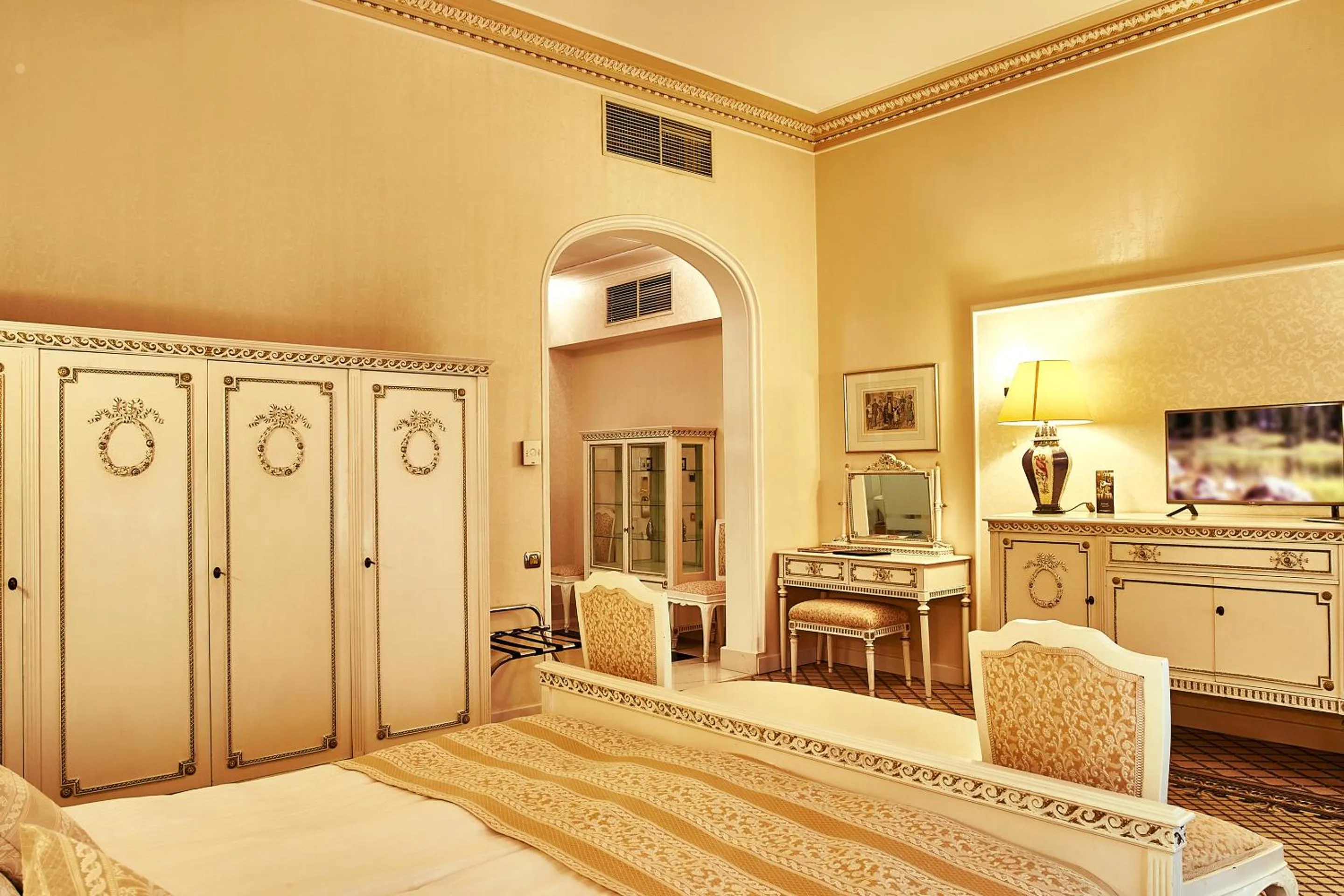 Photo of the whole room, Bed in Grand Hotel Continental Bucuresti