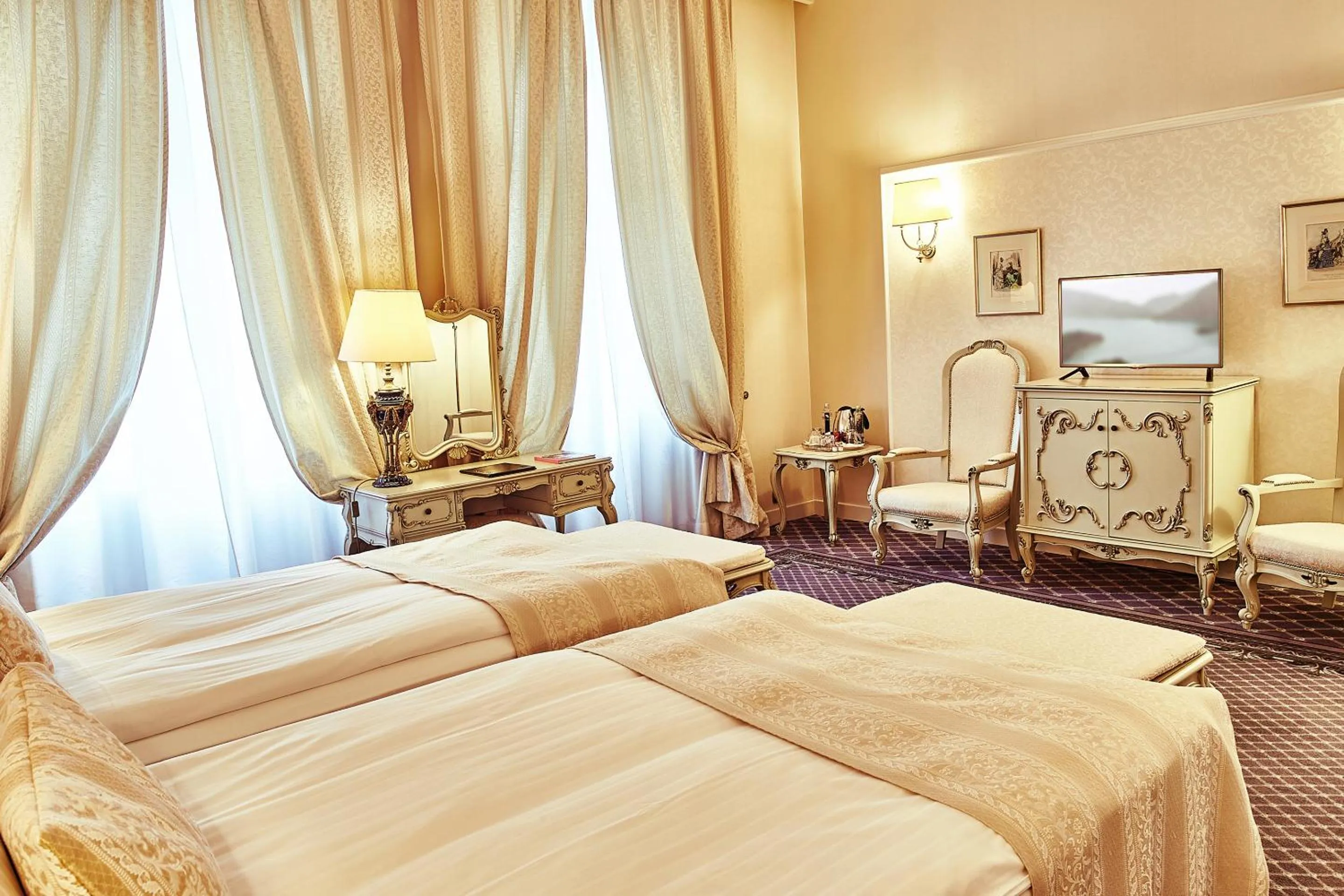 Photo of the whole room, Bed in Grand Hotel Continental Bucuresti