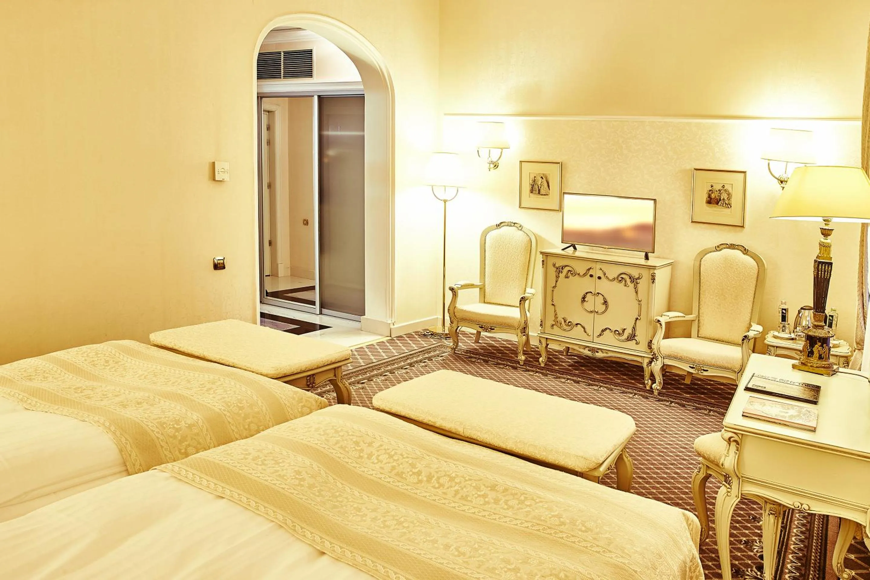 Photo of the whole room, Bed in Grand Hotel Continental Bucuresti