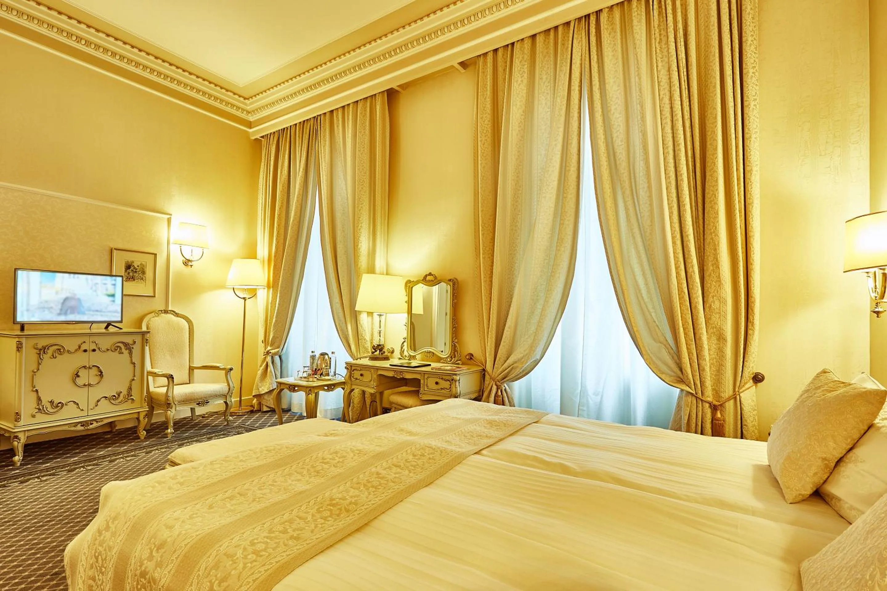 Photo of the whole room, Bed in Grand Hotel Continental Bucuresti