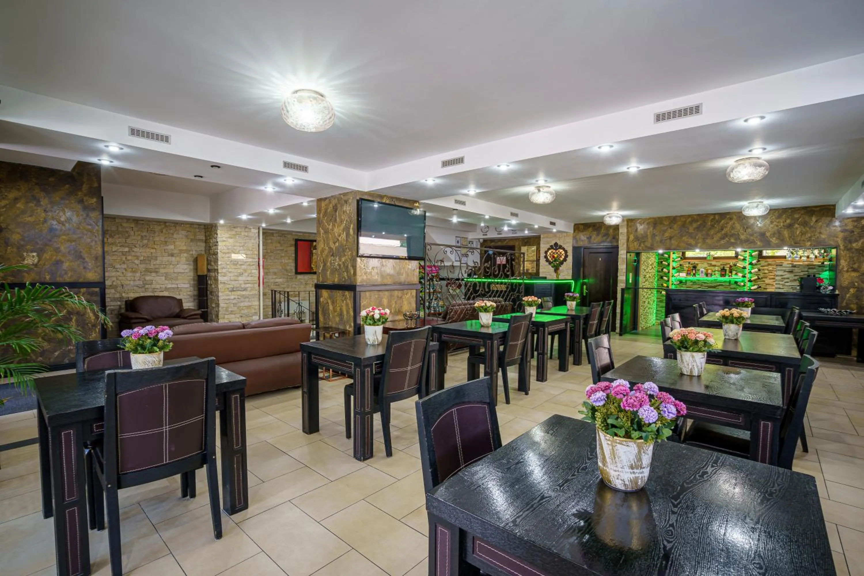 Restaurant/places to eat in Avis Hotel By WS Group