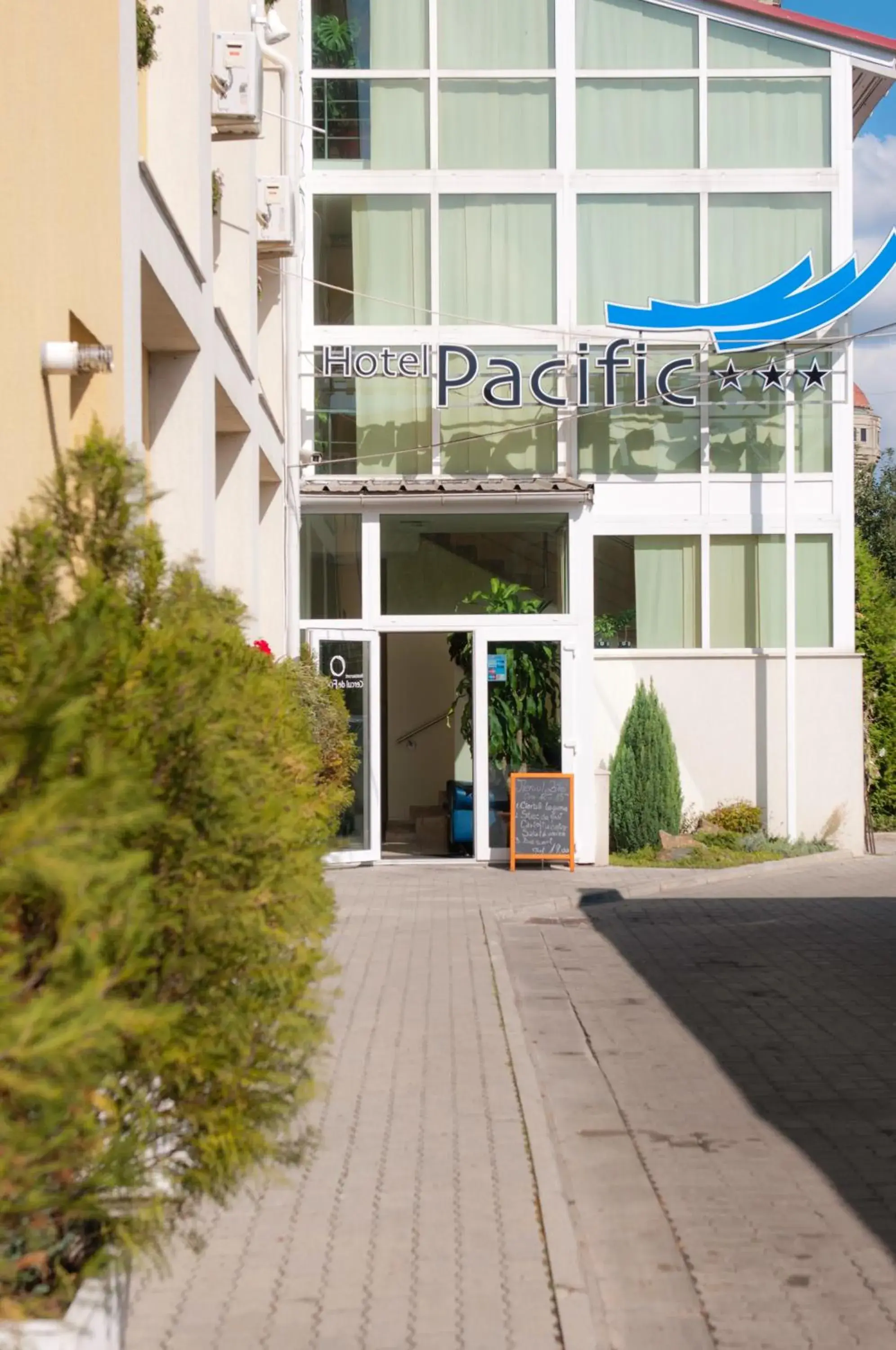 Facade/entrance in Hotel Pacific Facade/entrance in Hotel Pacific