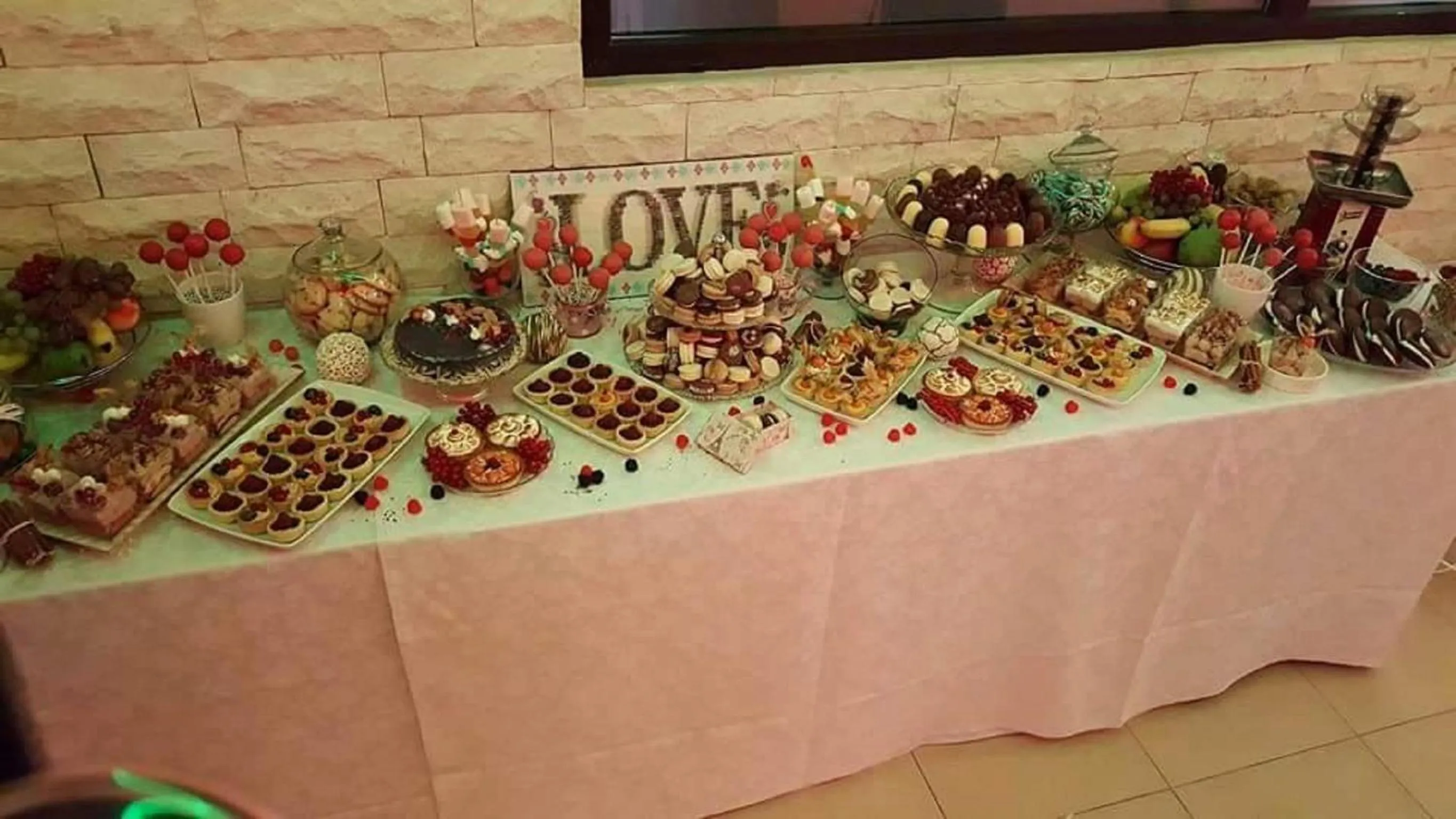 Restaurant/places to eat in Hotel Pacific