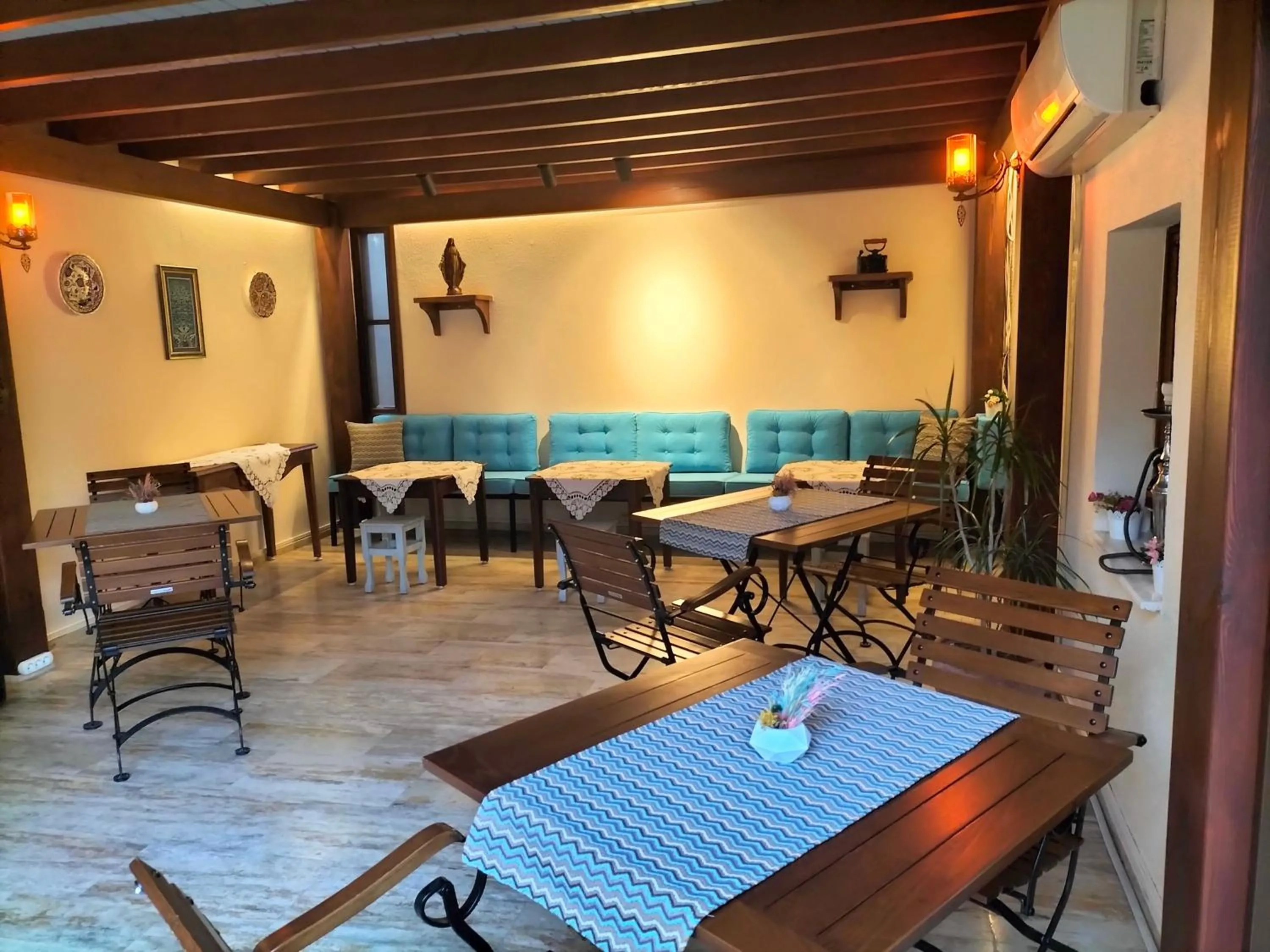 Restaurant/places to eat in Hotel Mary's House