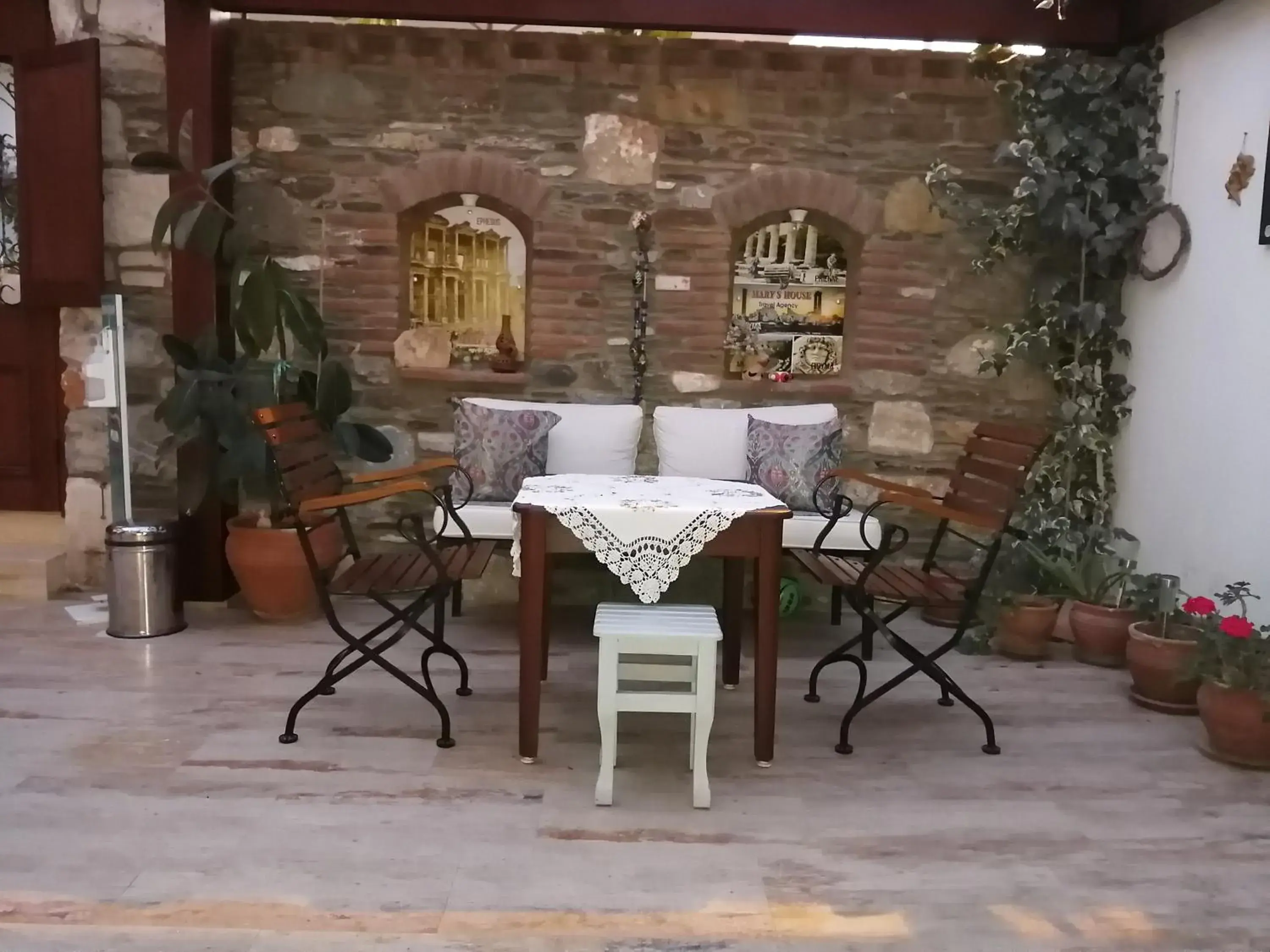 Lounge or bar in Hotel Mary's House Lounge or bar in Hotel Mary's House