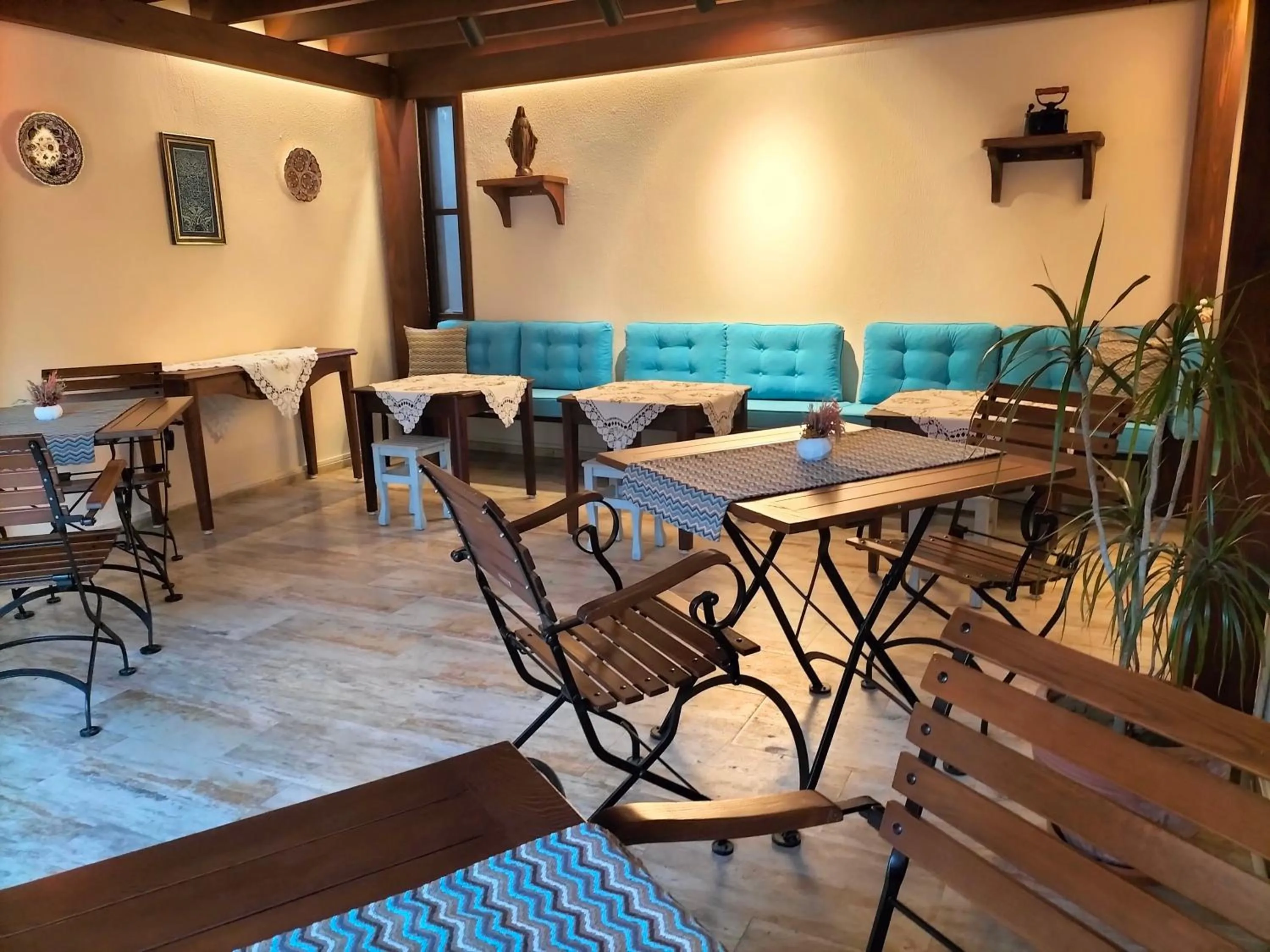 Restaurant/places to eat in Hotel Mary's House