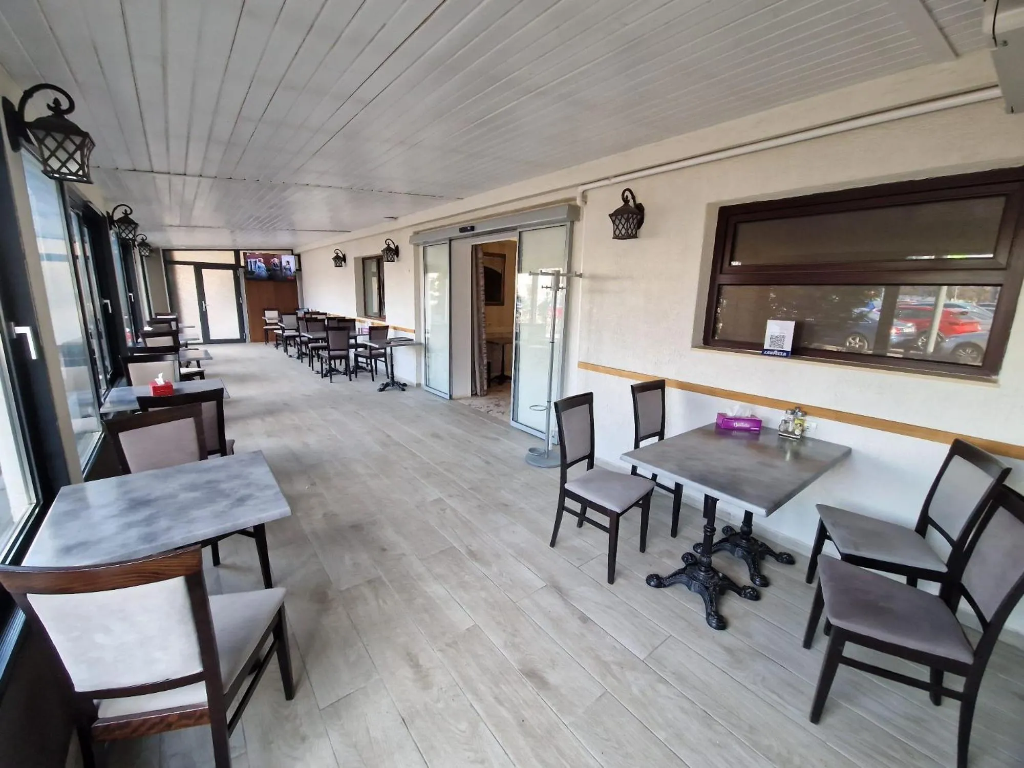 Restaurant/places to eat in Hotel Forum