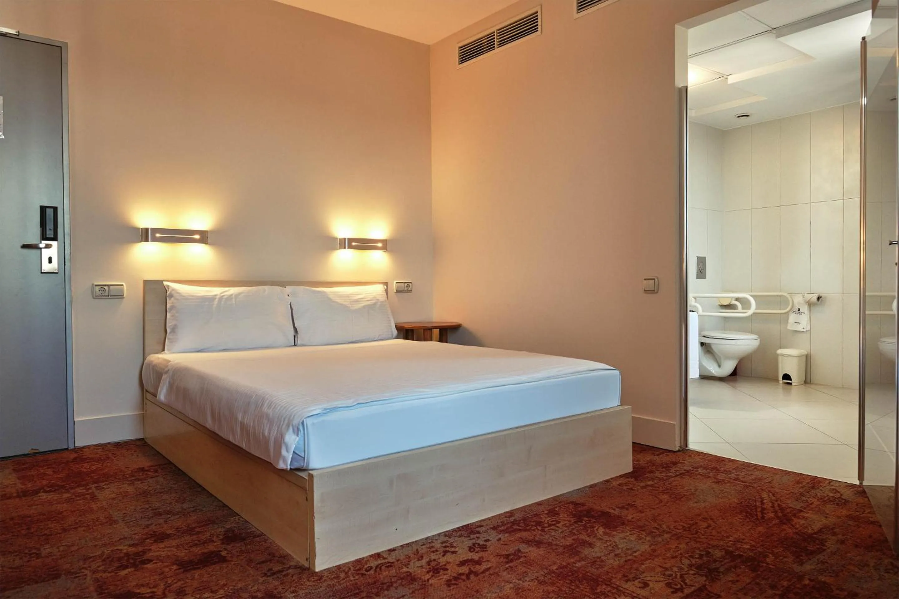 Bathroom, Bed in Hello Hotels Bucuresti Gara de Nord