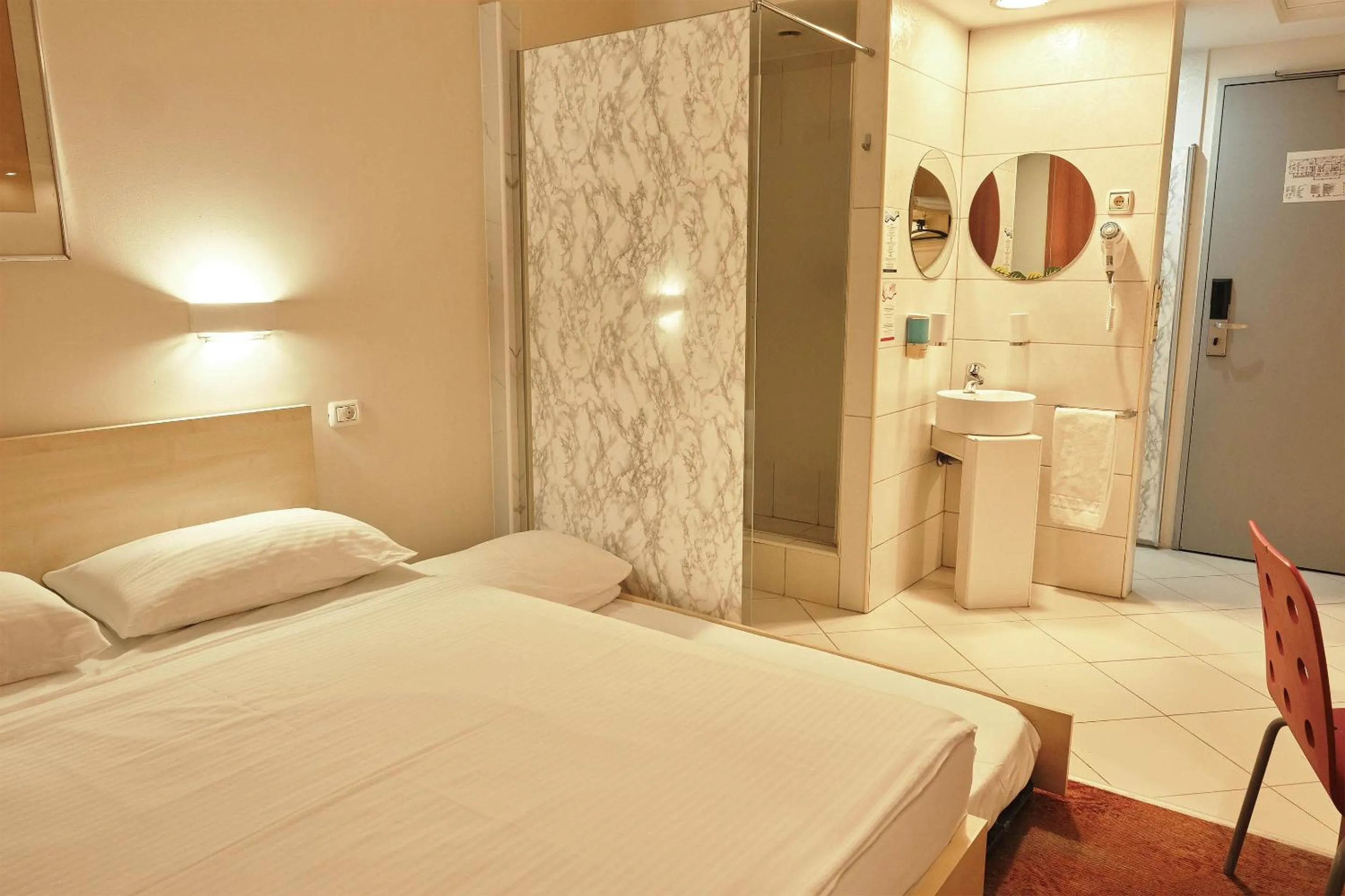 Shower, Bed in Hello Hotels Bucuresti Gara de Nord
