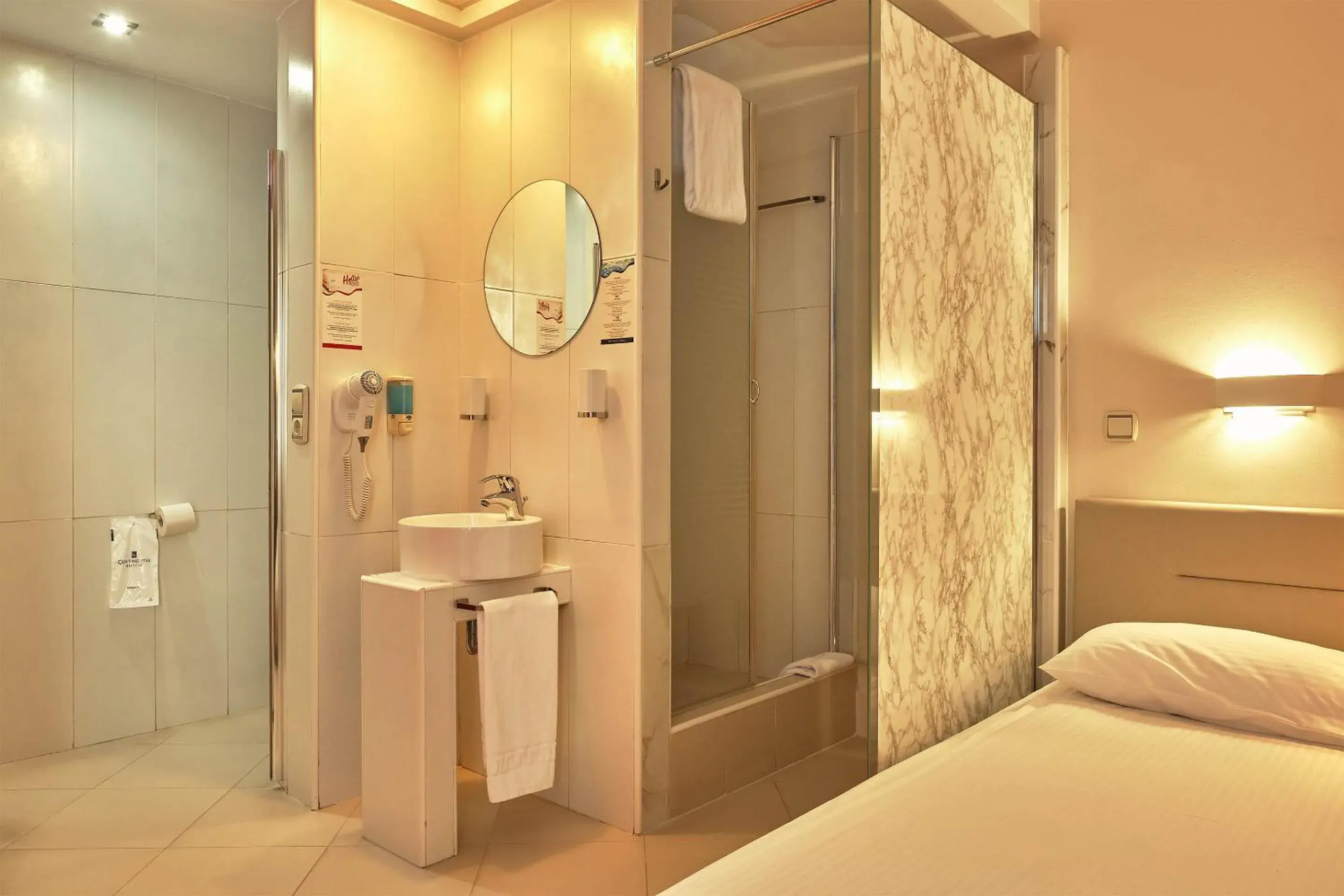 Shower, Bed in Hello Hotels Bucuresti Gara de Nord Shower, Bed in Hello Hotels Bucuresti Gara de Nord