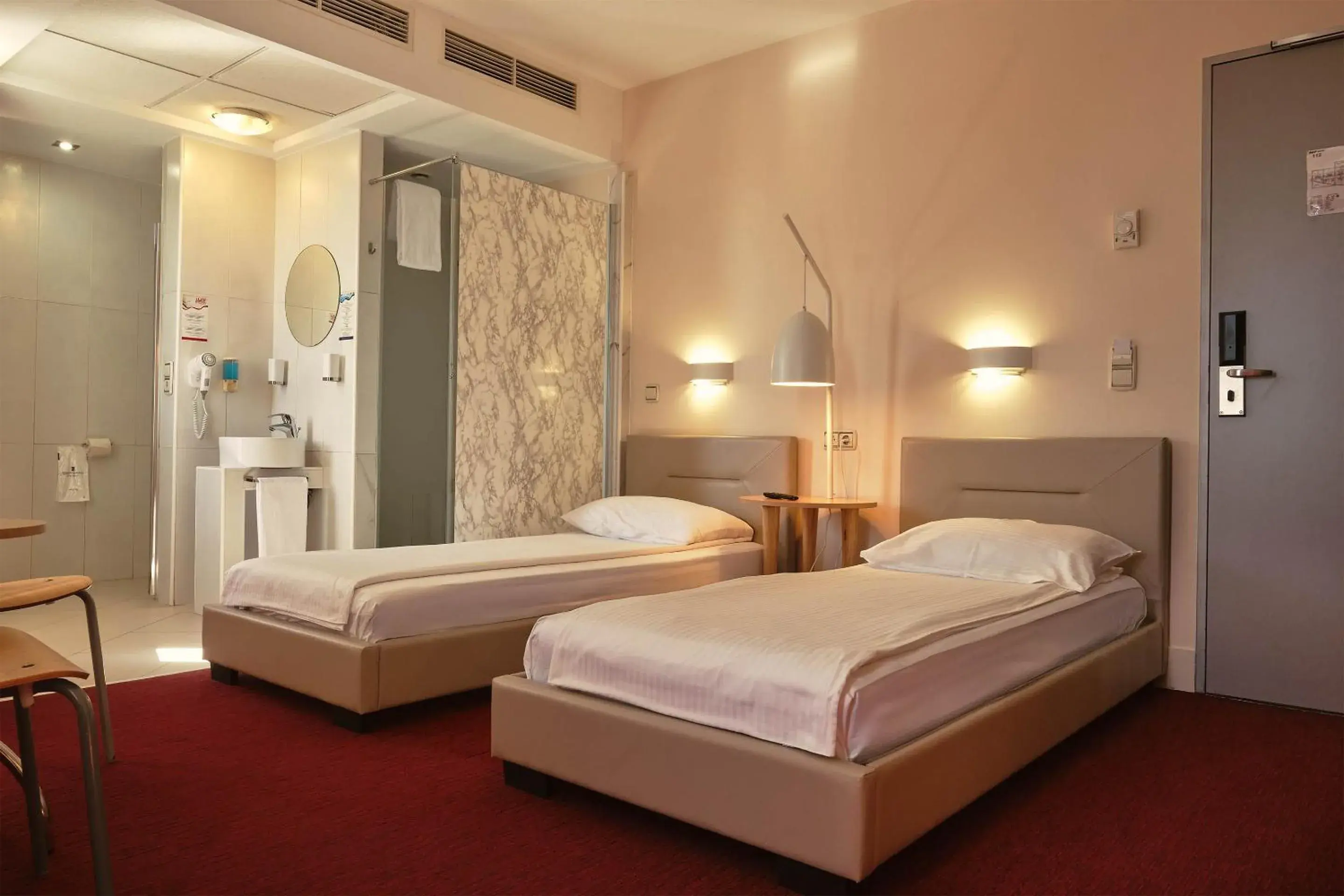 Shower, Bed in Hello Hotels Bucuresti Gara de Nord Shower, Bed in Hello Hotels Bucuresti Gara de Nord