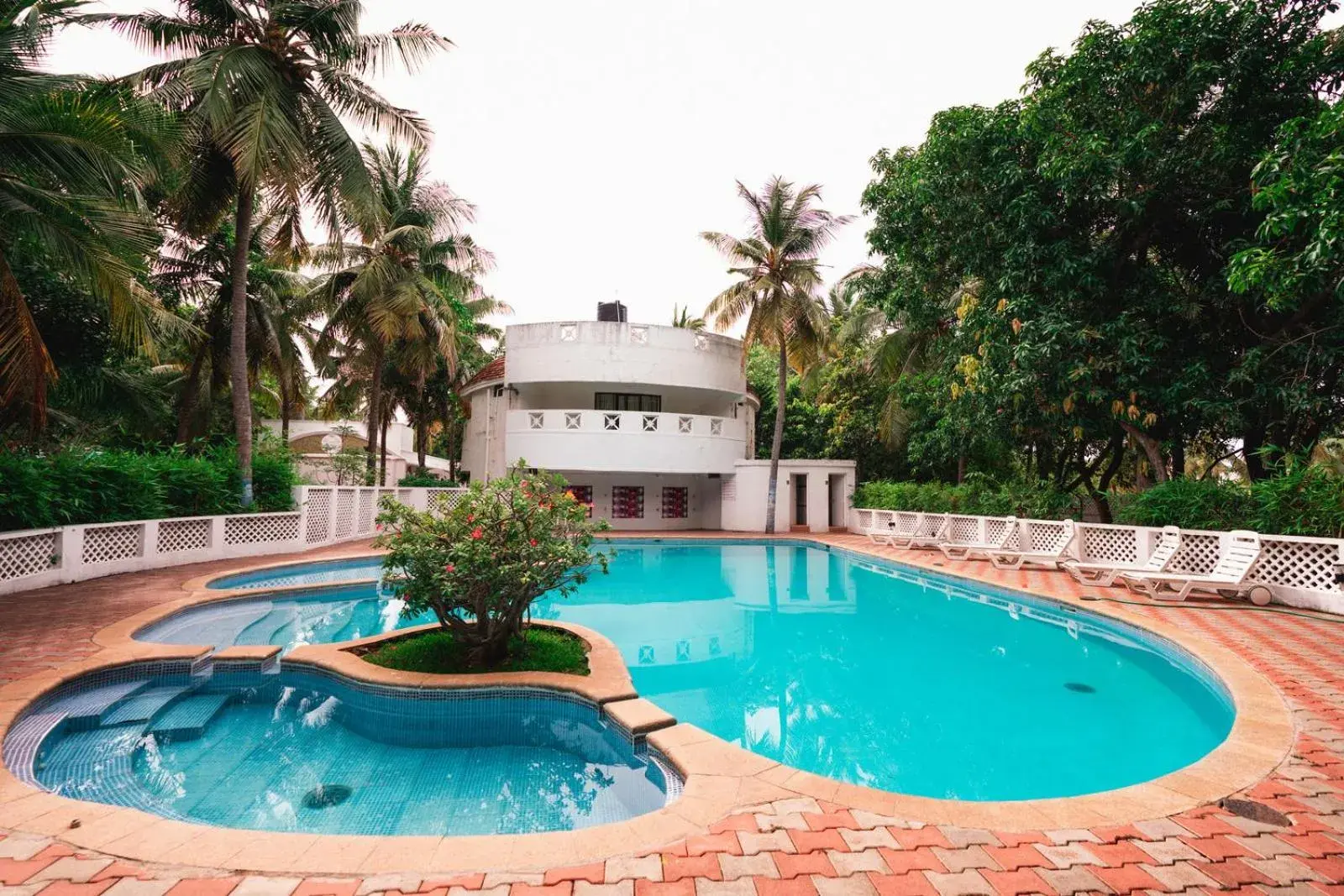 Swimming pool in Shelter Beach Resort Swimming pool in Shelter Beach Resort