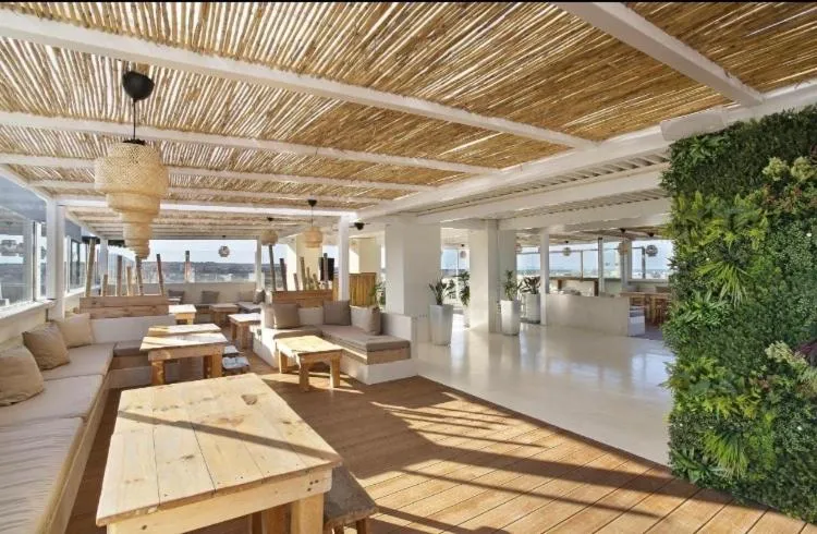 Elegant apartment next to the sea!